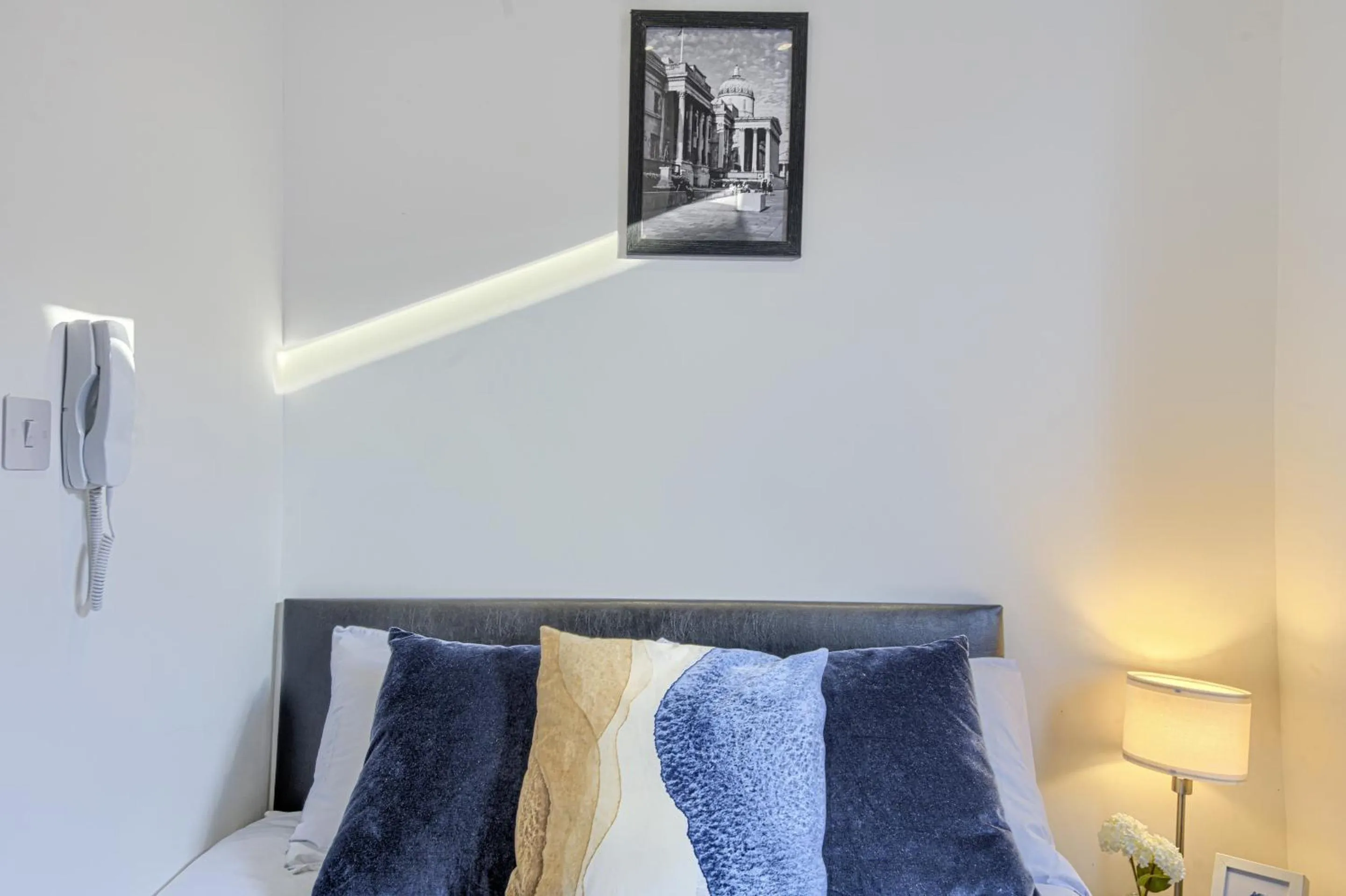 Bedroom, Bed in The Finsbury Deluxe Apartments