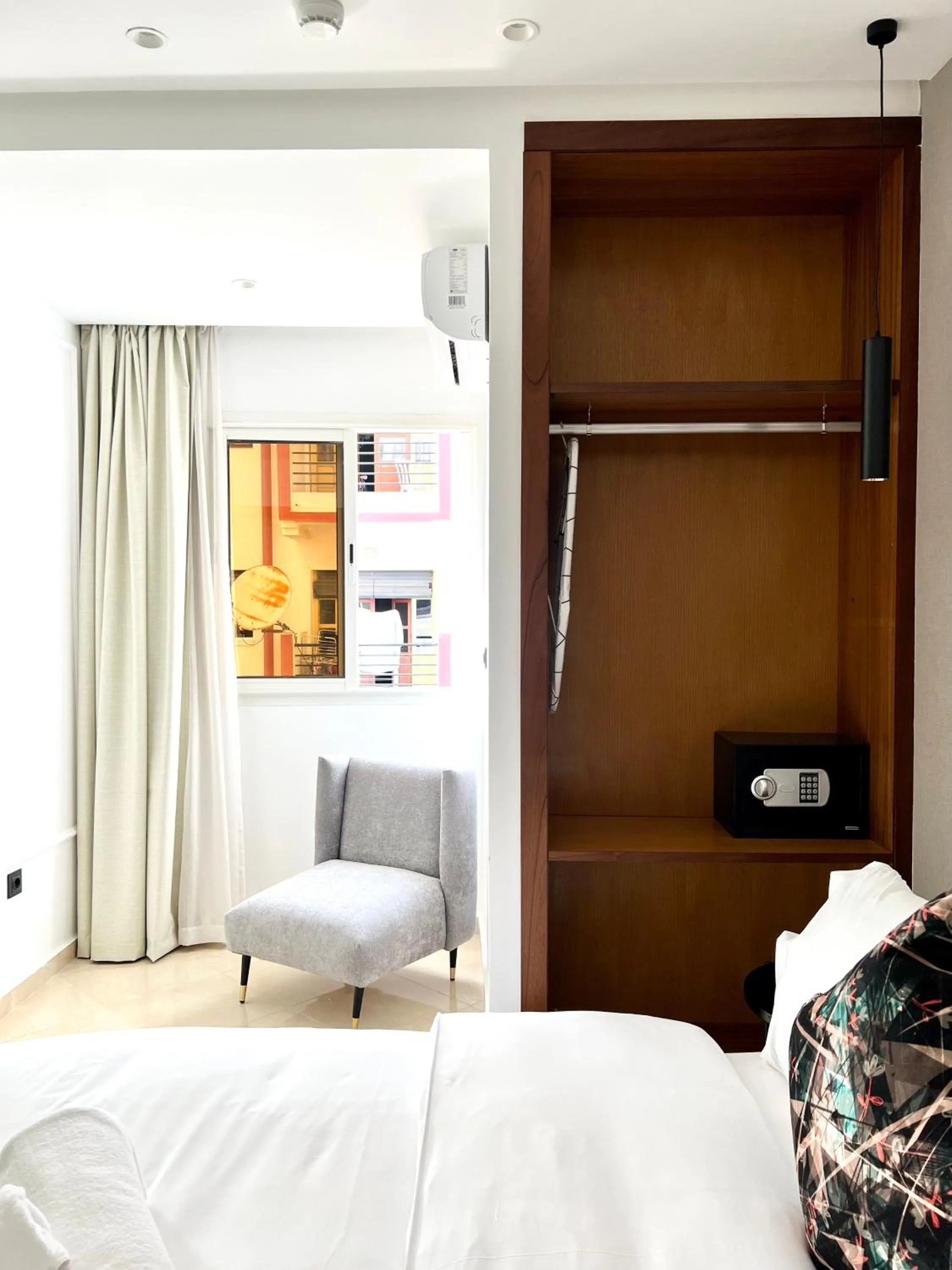 Photo of the whole room, Bed in MyCity