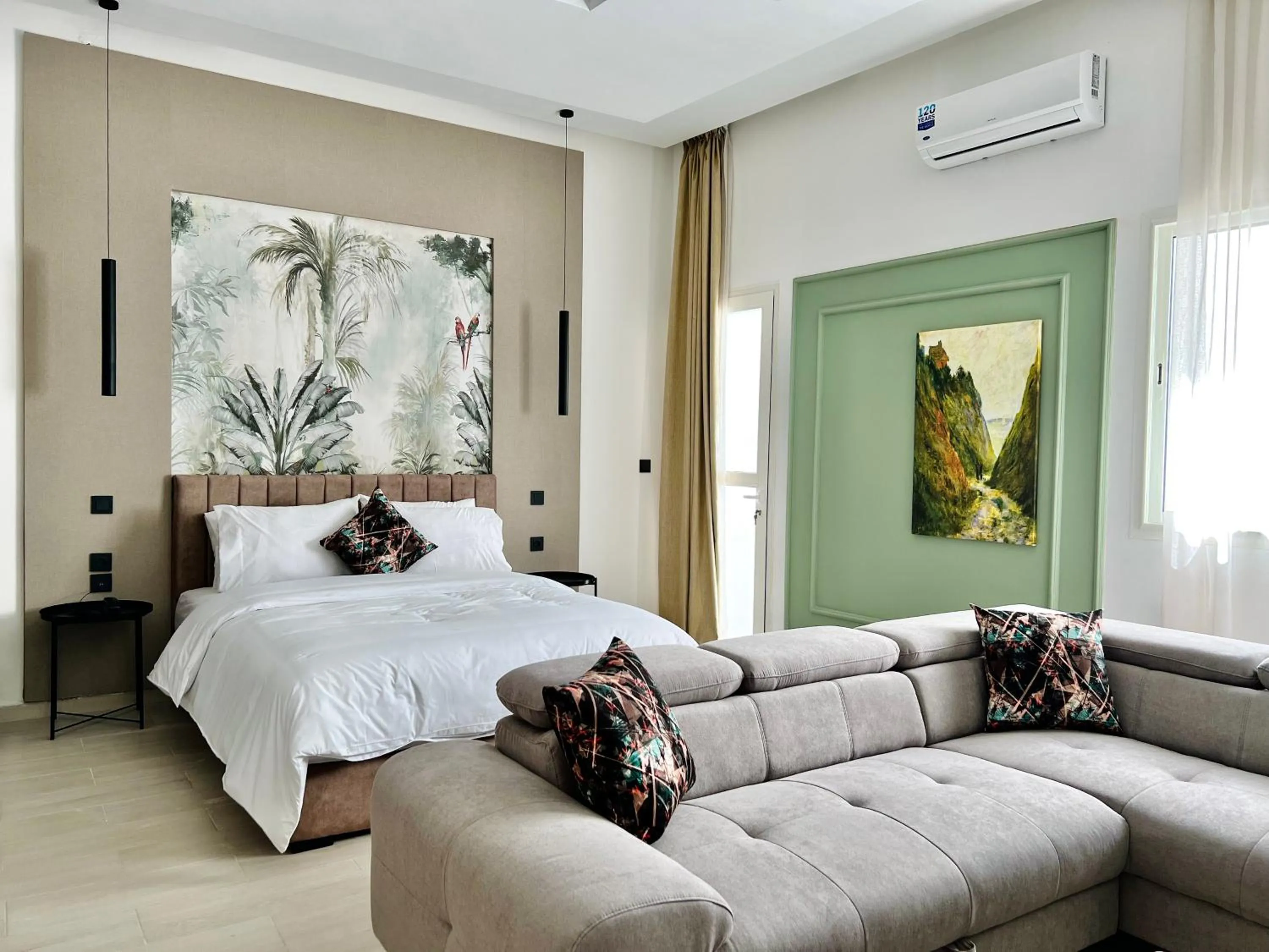 Photo of the whole room, Bed in MyCity