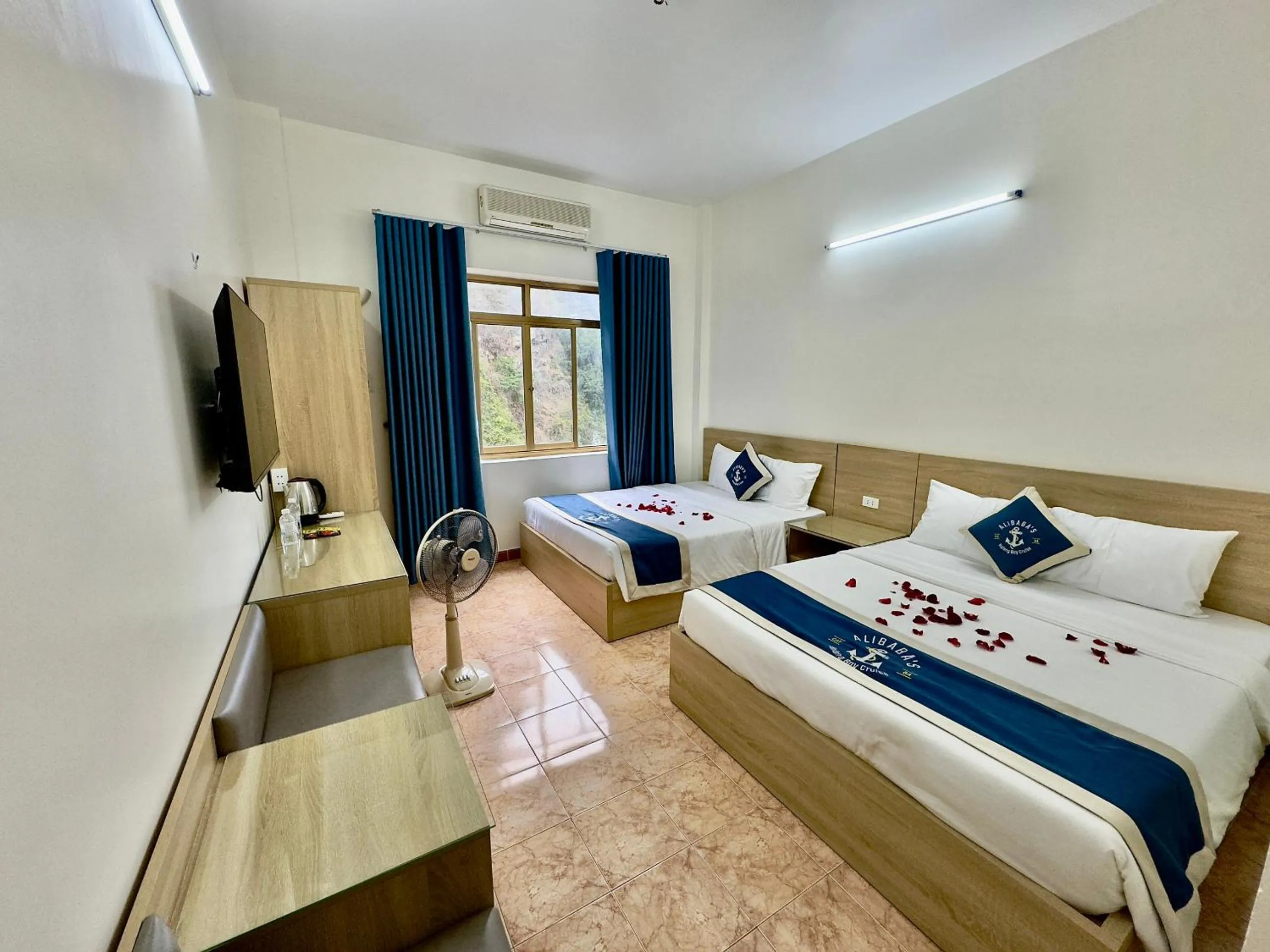 Photo of the whole room, Bed in Cat Ba Plaza Hotel