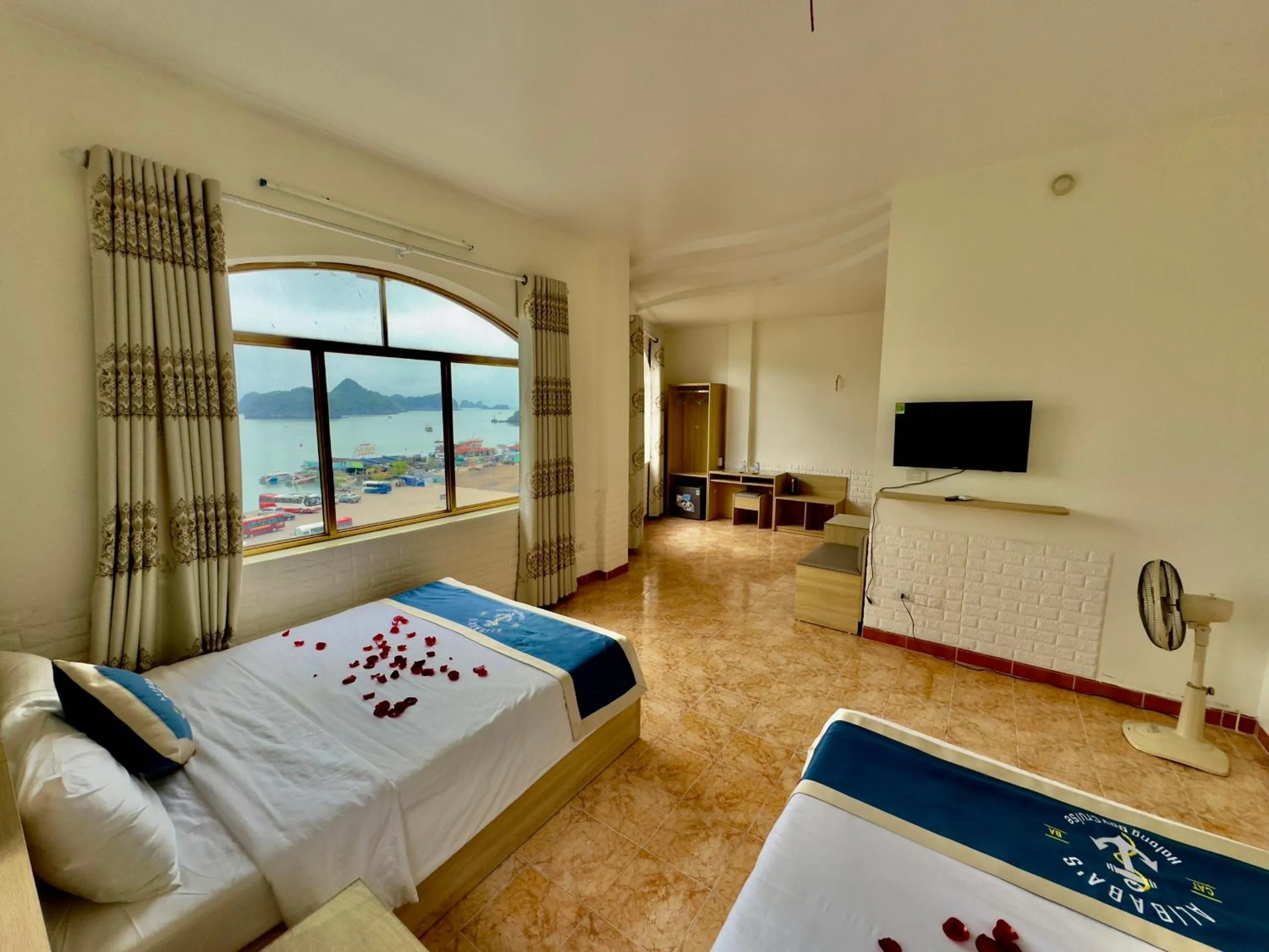 Bed in Cat Ba Plaza Hotel