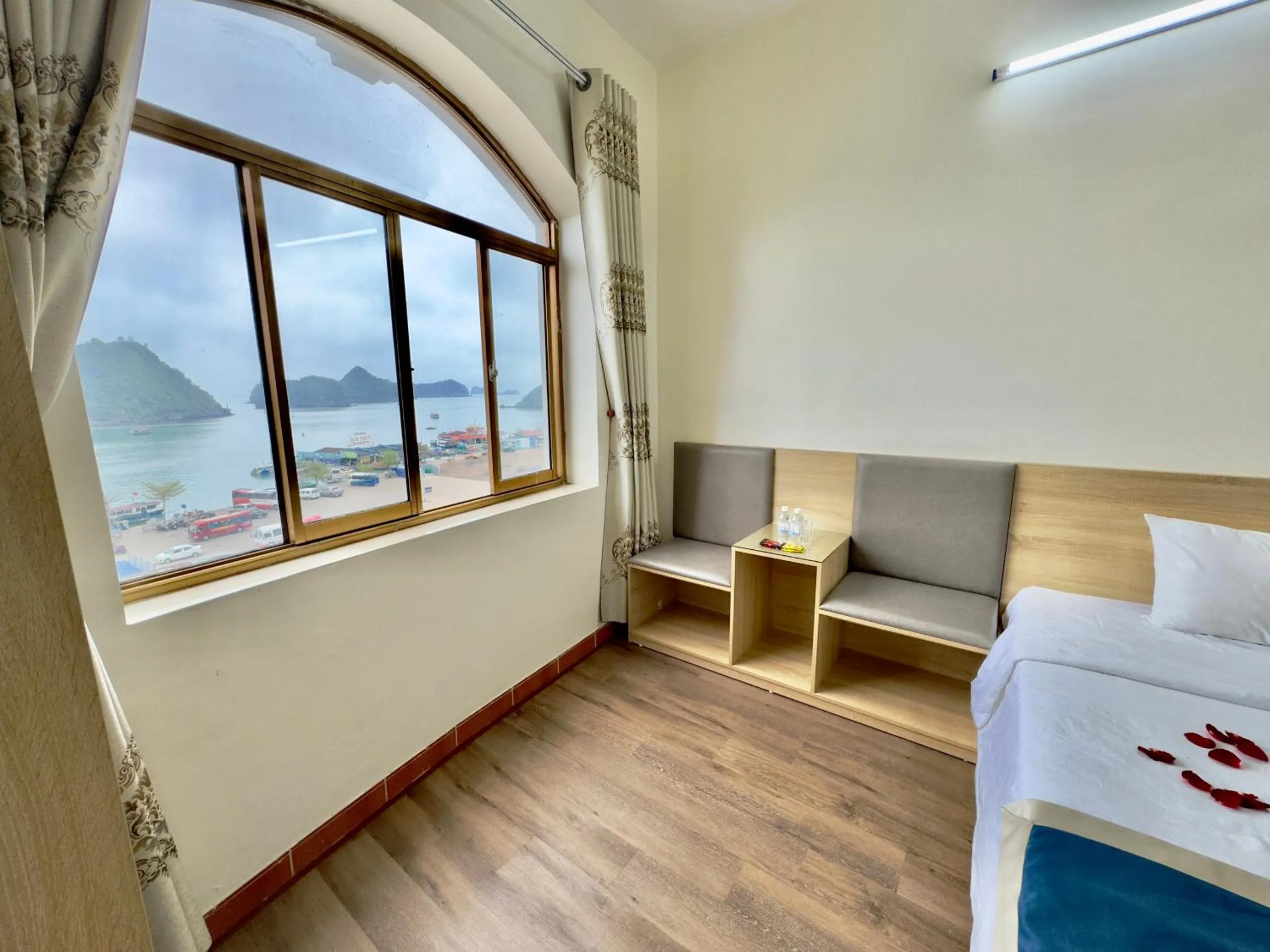 Bedroom, Bed in Cat Ba Plaza Hotel