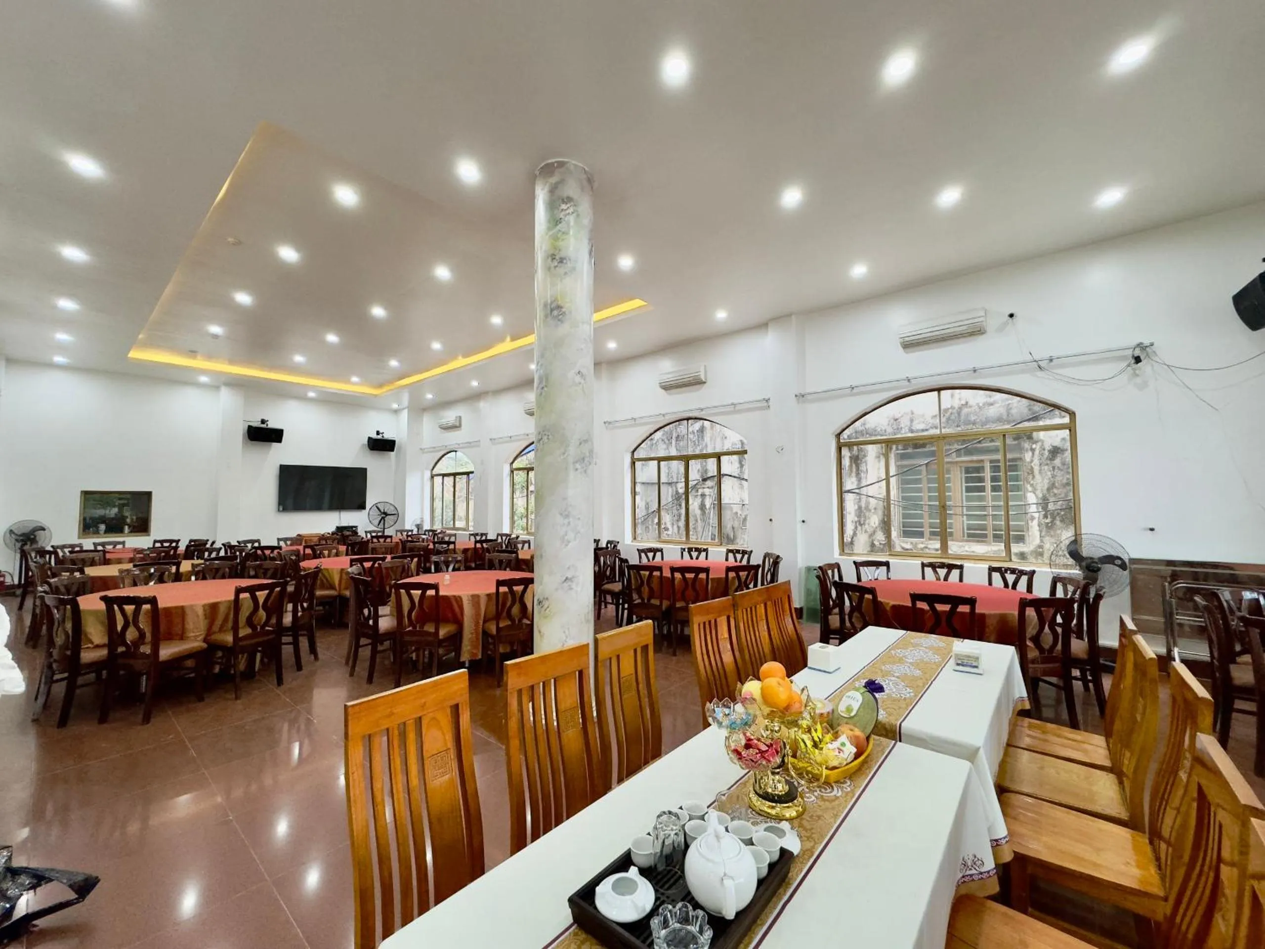 Restaurant/places to eat in Cat Ba Plaza Hotel