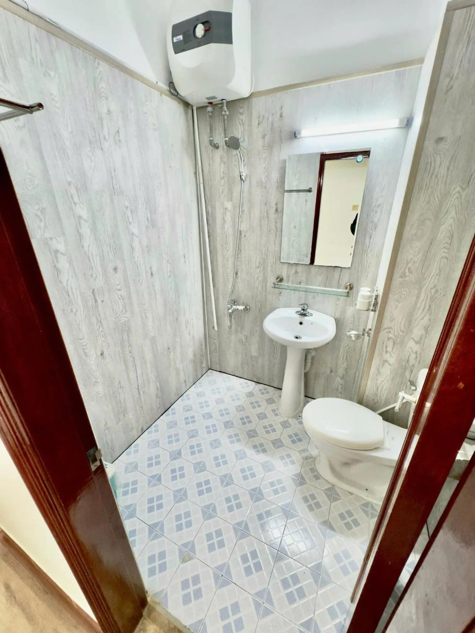 Shower in Cat Ba Plaza Hotel