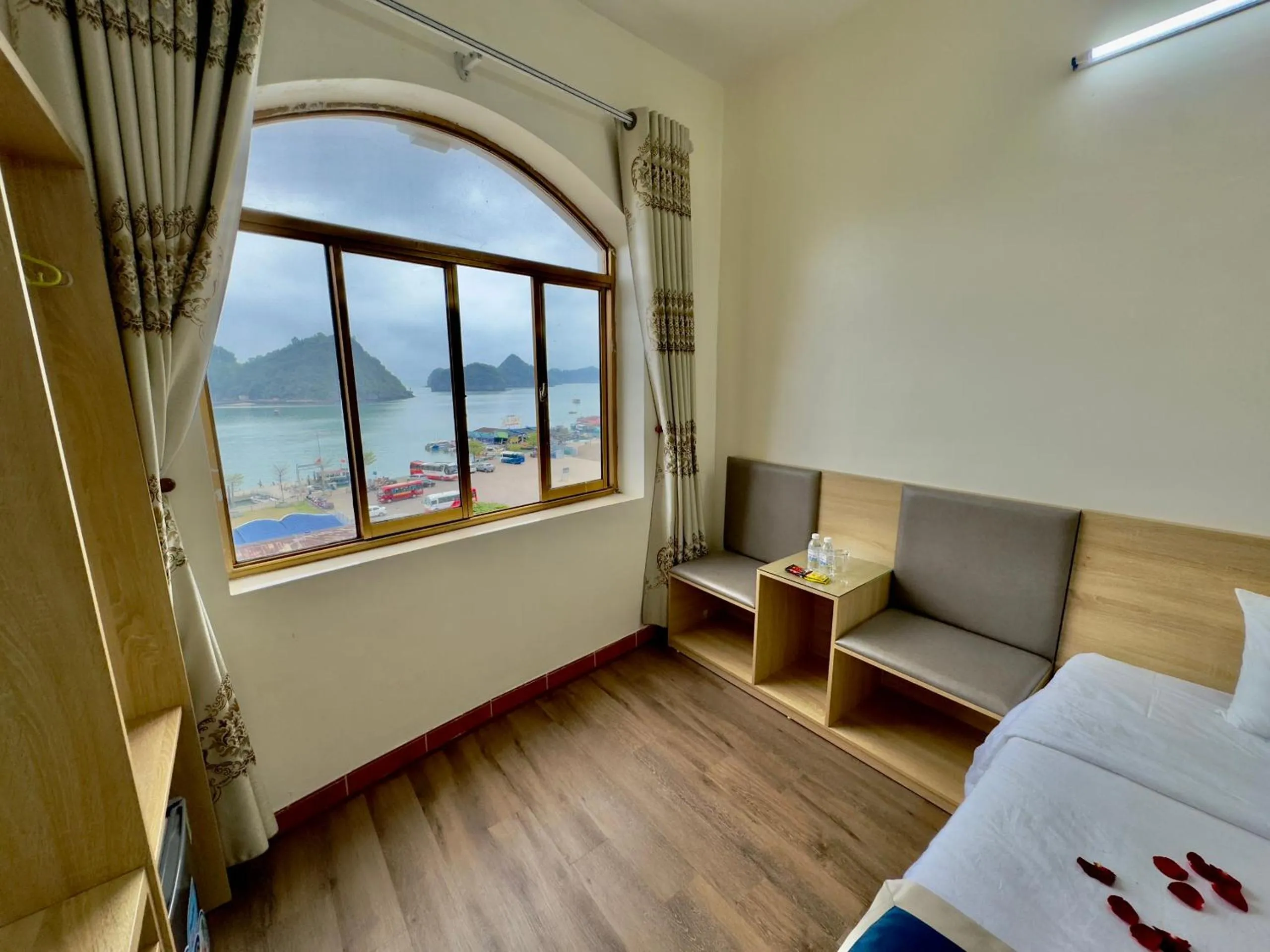 Bedroom, Bed in Cat Ba Plaza Hotel