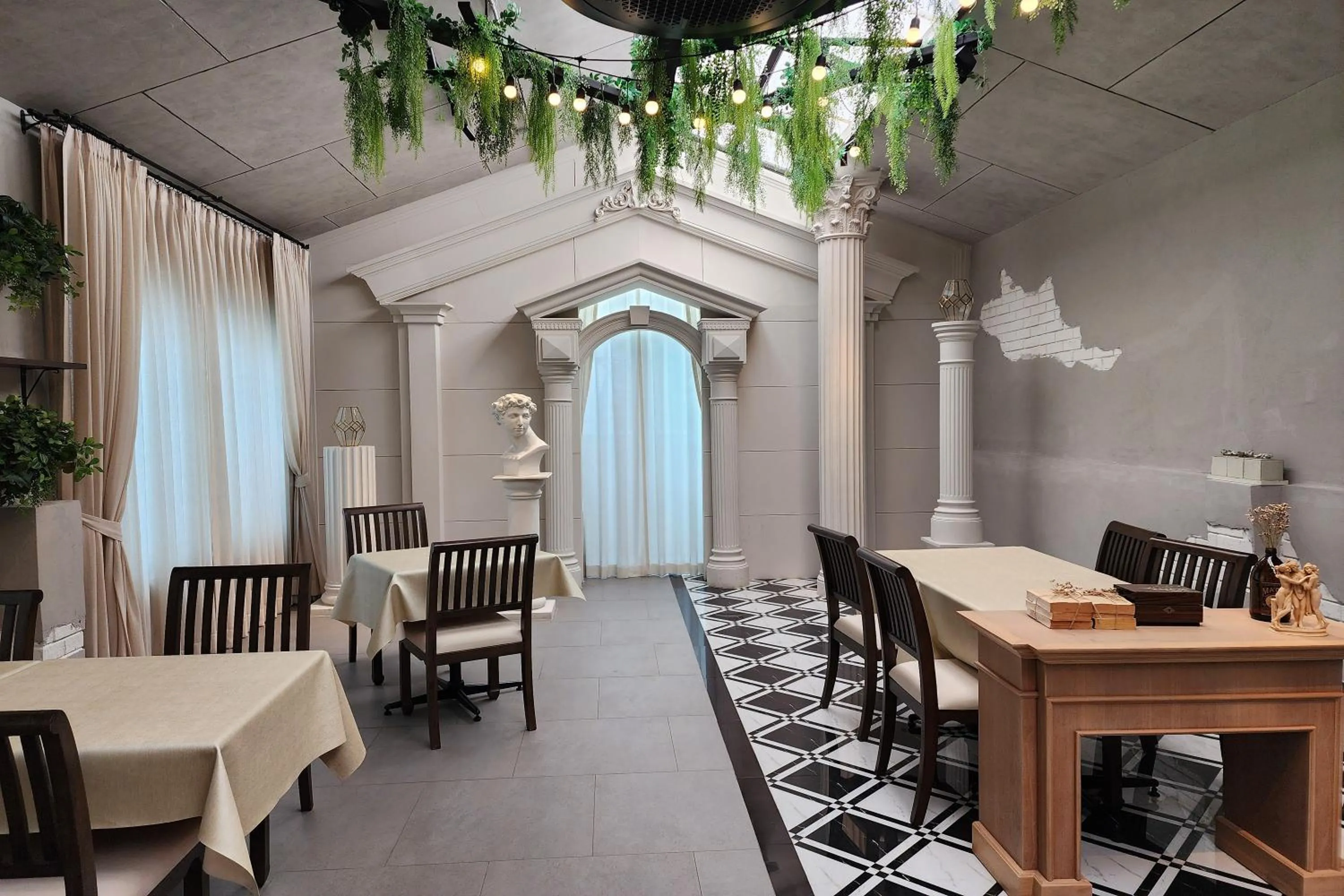 Restaurant/places to eat in J PLACE HOTEL