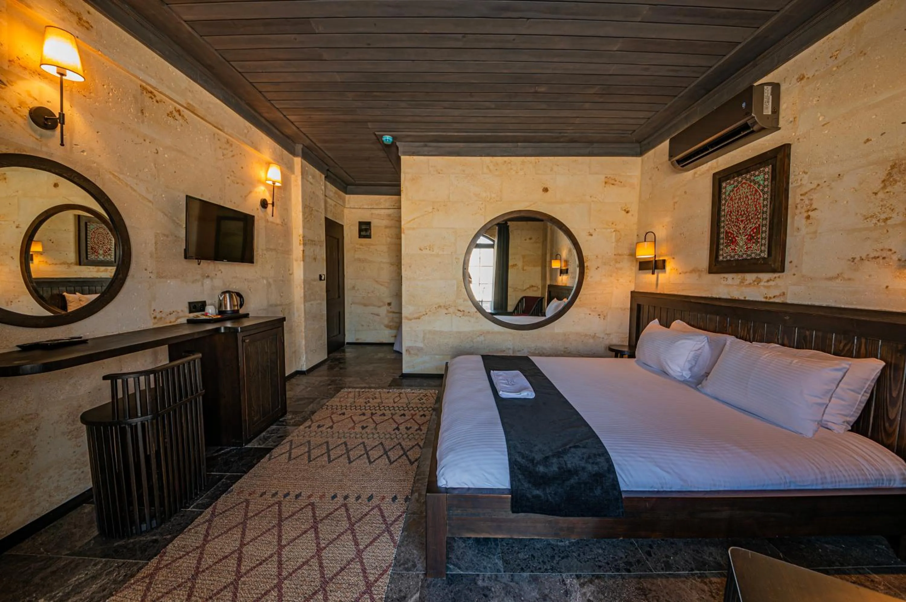 Photo of the whole room, Bed in Perla Cappadocia