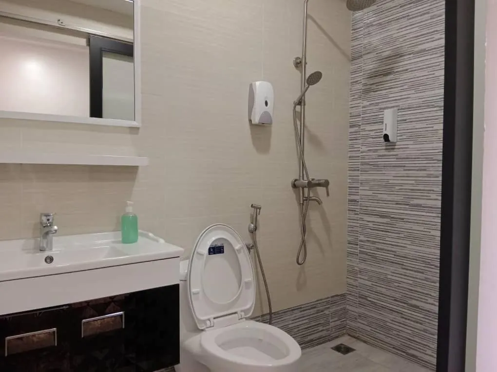 Shower in TOWERMAS HOTEL