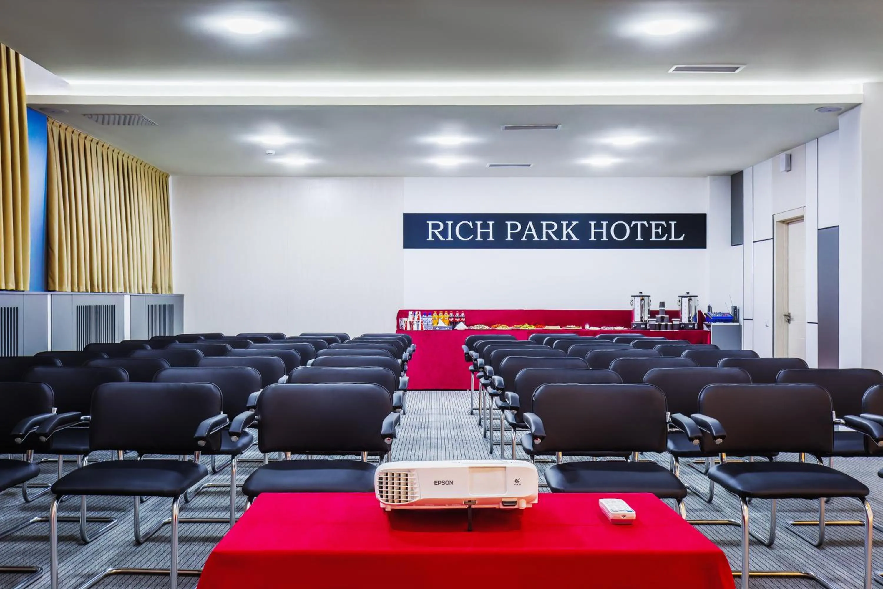 RICH PARK HOTEL