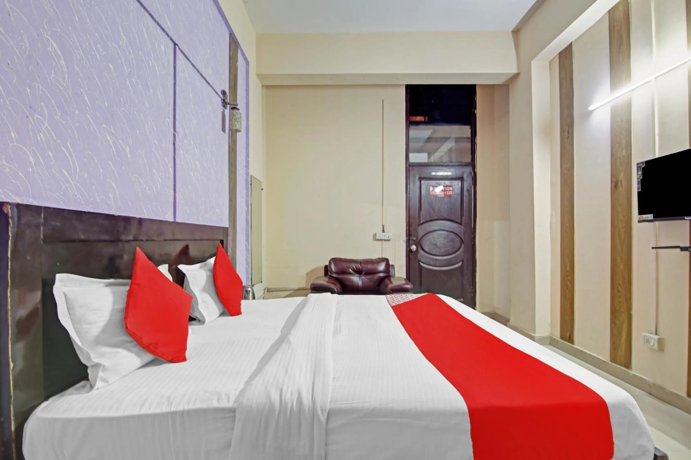 Bathroom, Bed in Hotel O Glorious Stayz