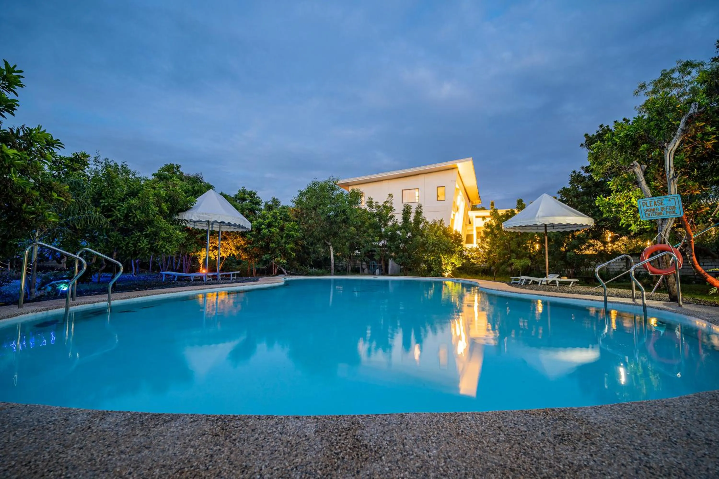 Swimming pool in Ana-as Apartelle (GGL)