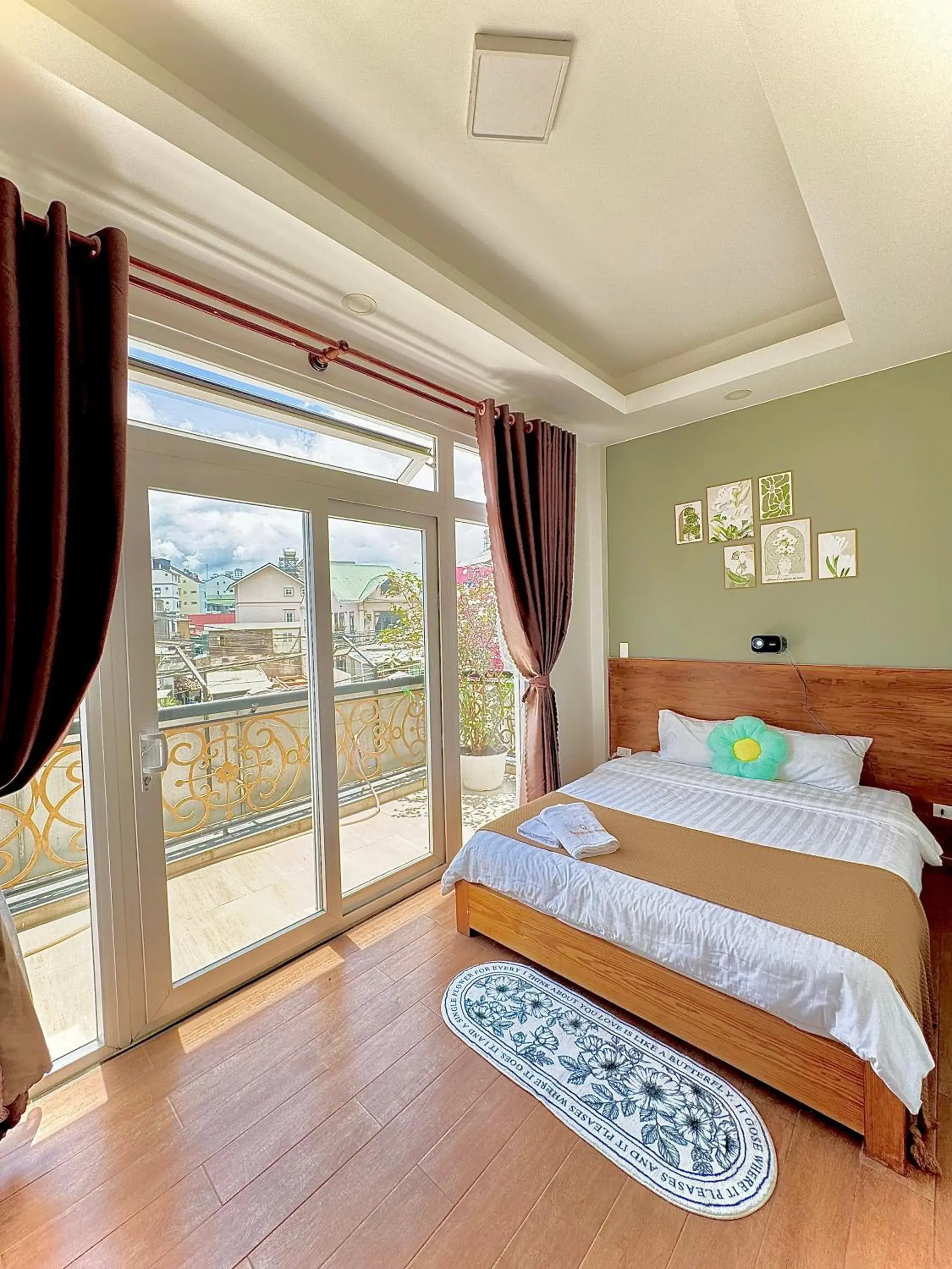 Double Room with Balcony in Quang Minh Dalat Hotel Double Room with Balcony in Quang Minh Dalat Hotel