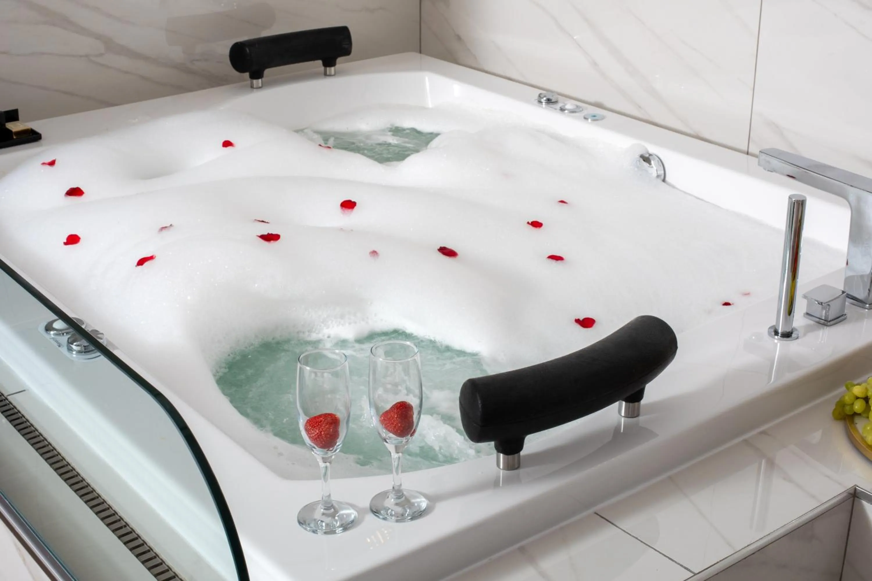 Hot Tub in Nish Palace Beşiktaş