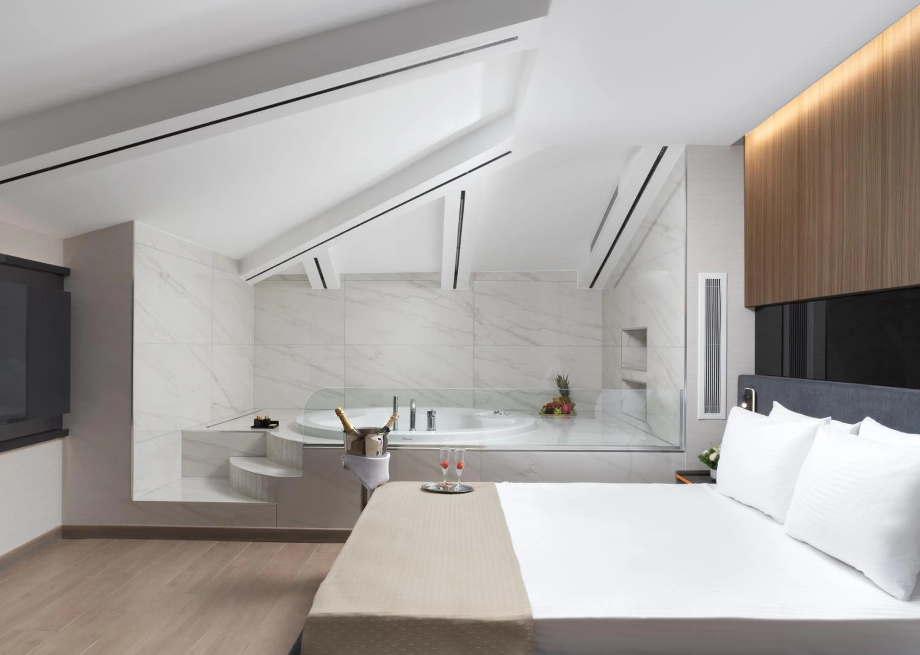 Bedroom, Bed in Nish Palace Beşiktaş