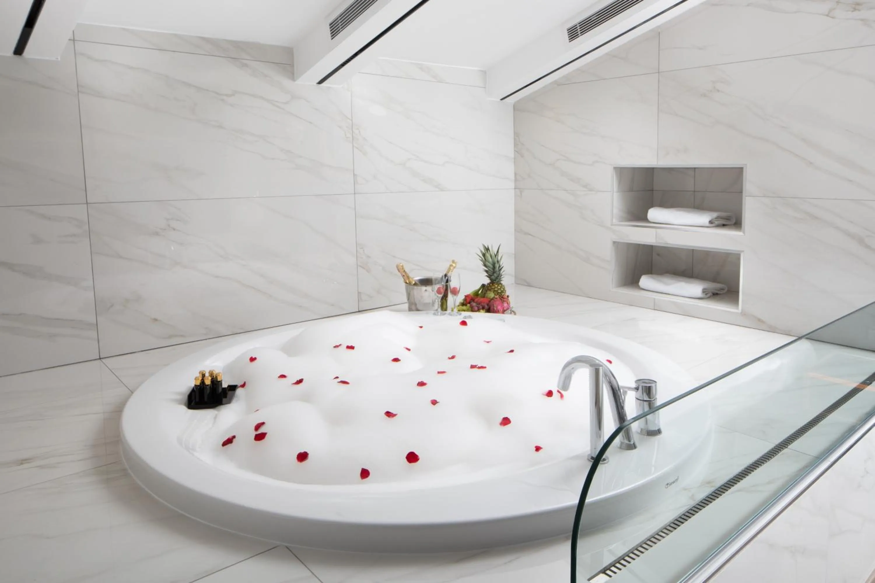 Bath in Nish Palace Beşiktaş