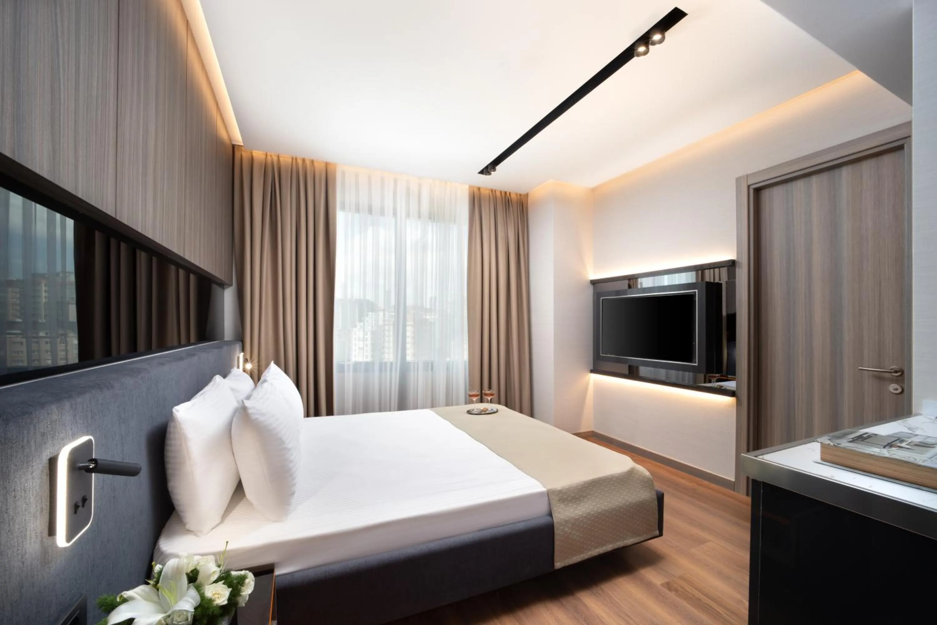 Photo of the whole room, Bed in Nish Palace Beşiktaş