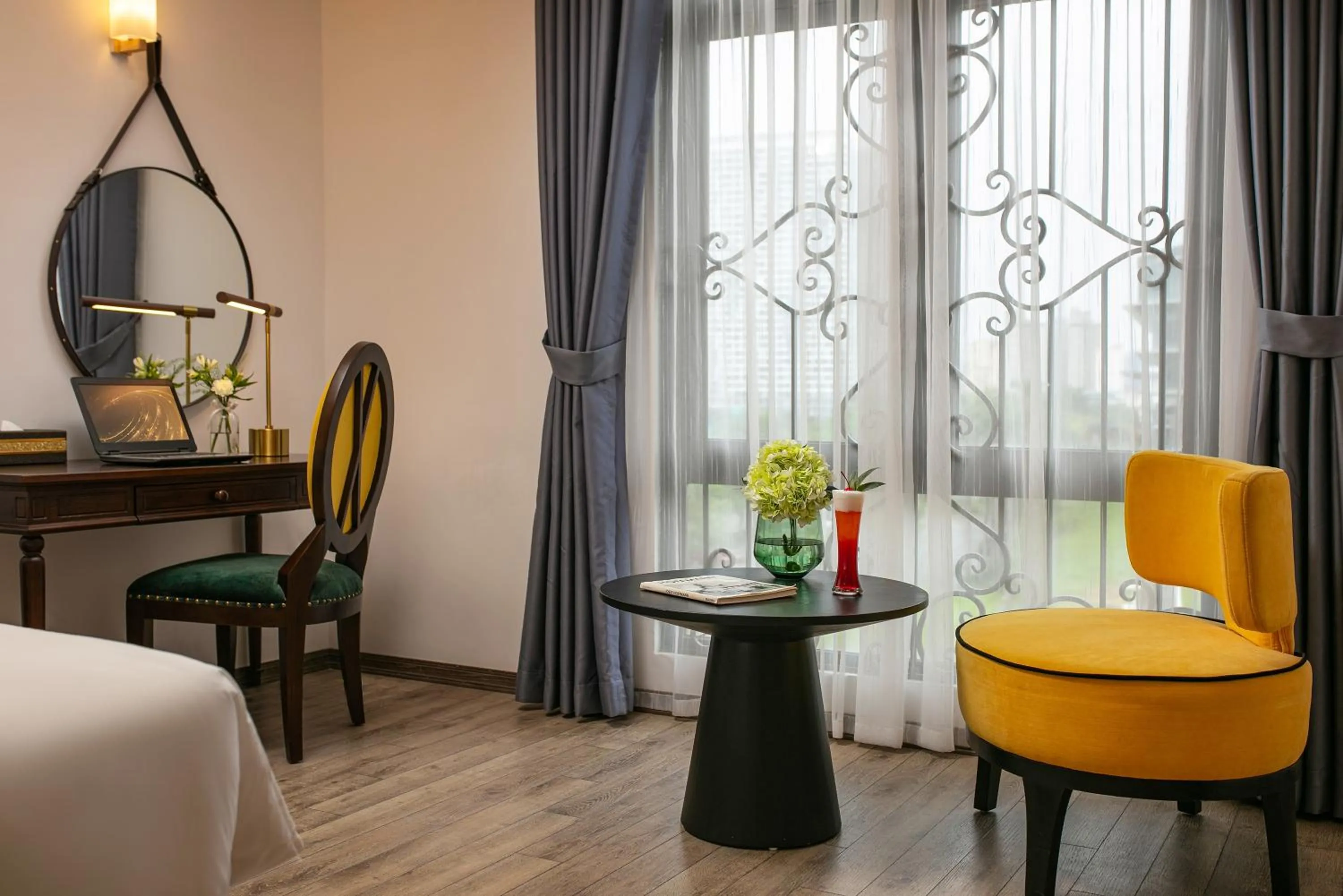 Seating area, Bed in Gloud Hotel