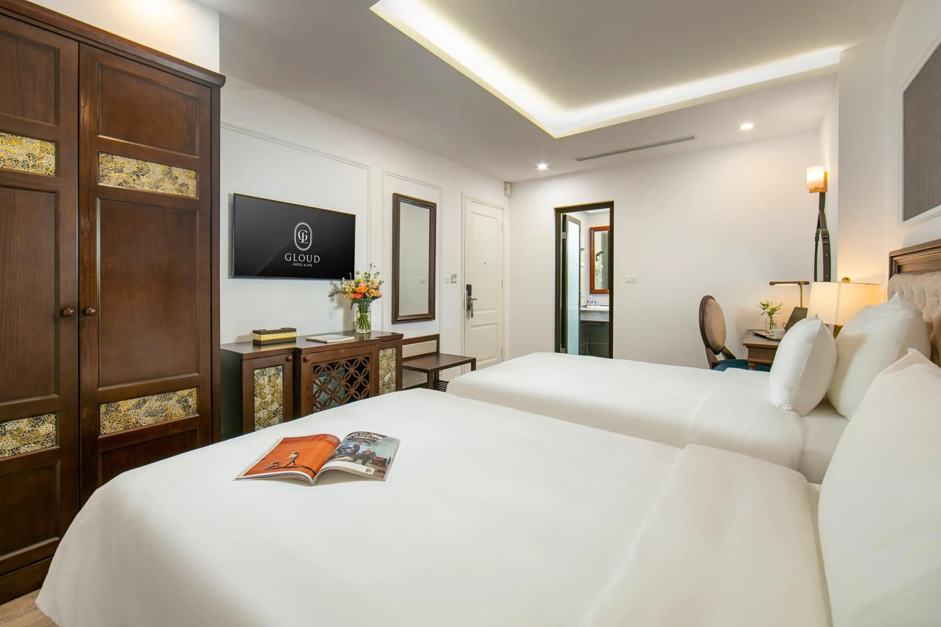 Communal lounge/ TV room, Bed in Gloud Hotel