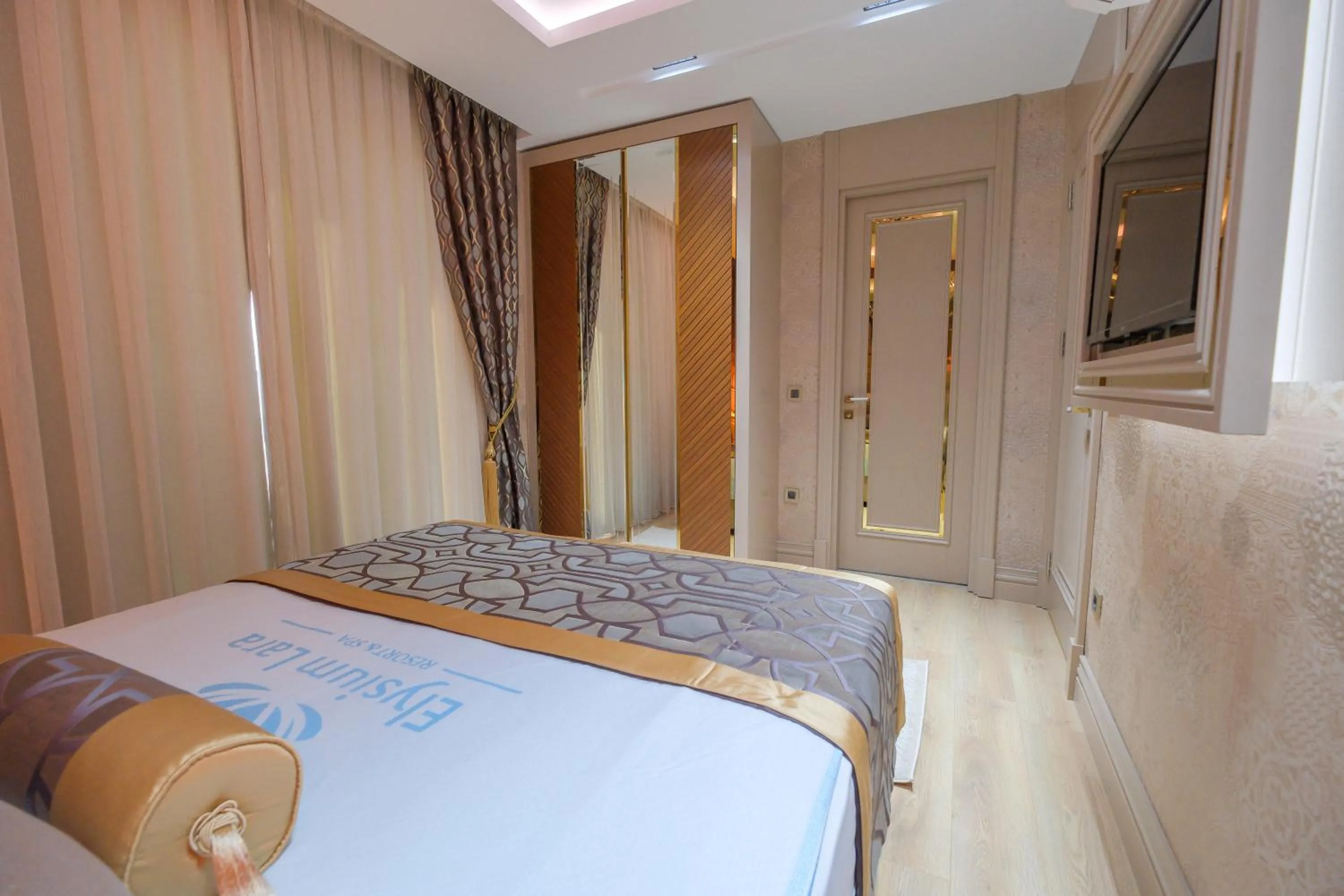 Bed in Elysium Deluxe Suites Antalya