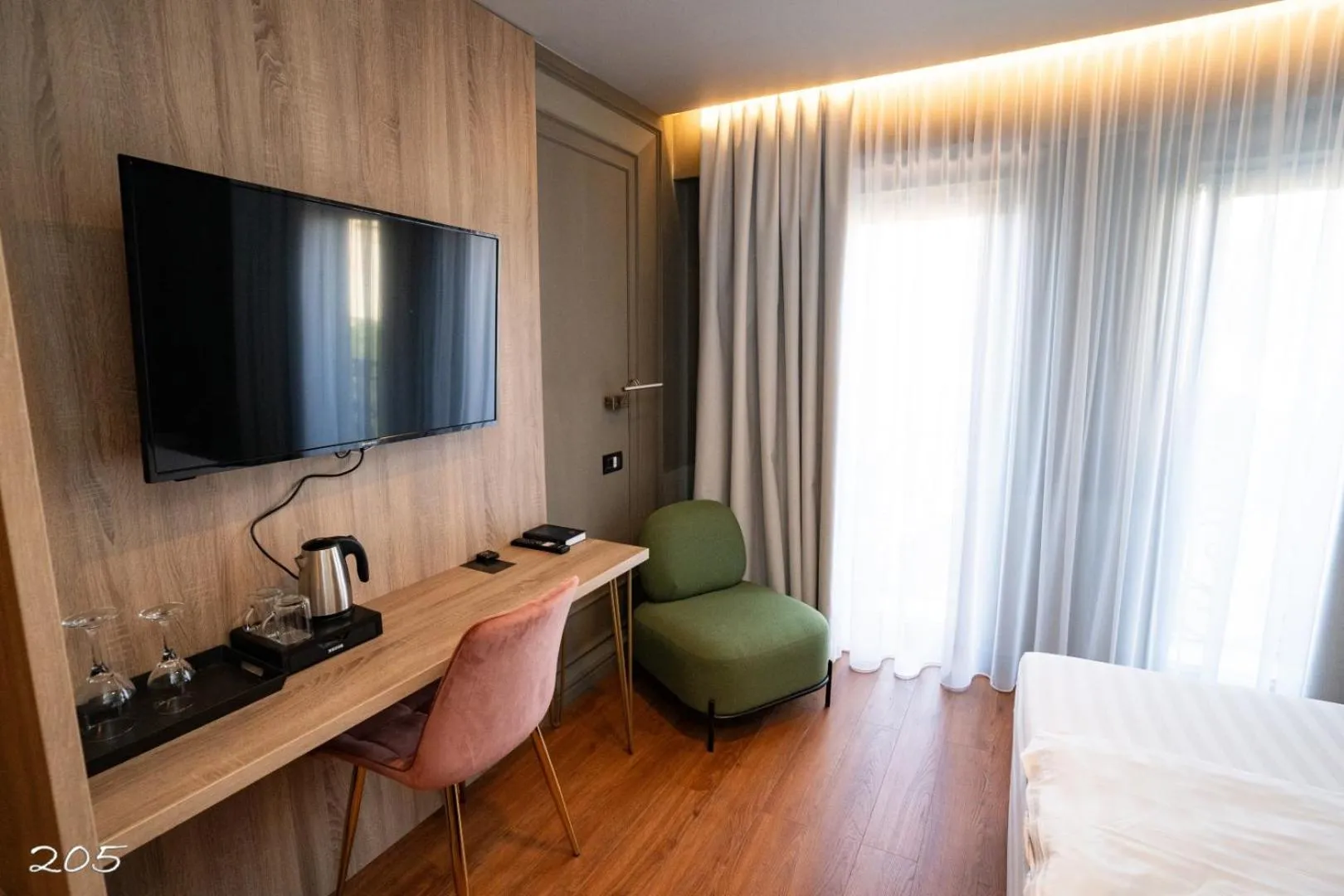 TV and multimedia, Bed in Cosmopolita Boutique Hotel