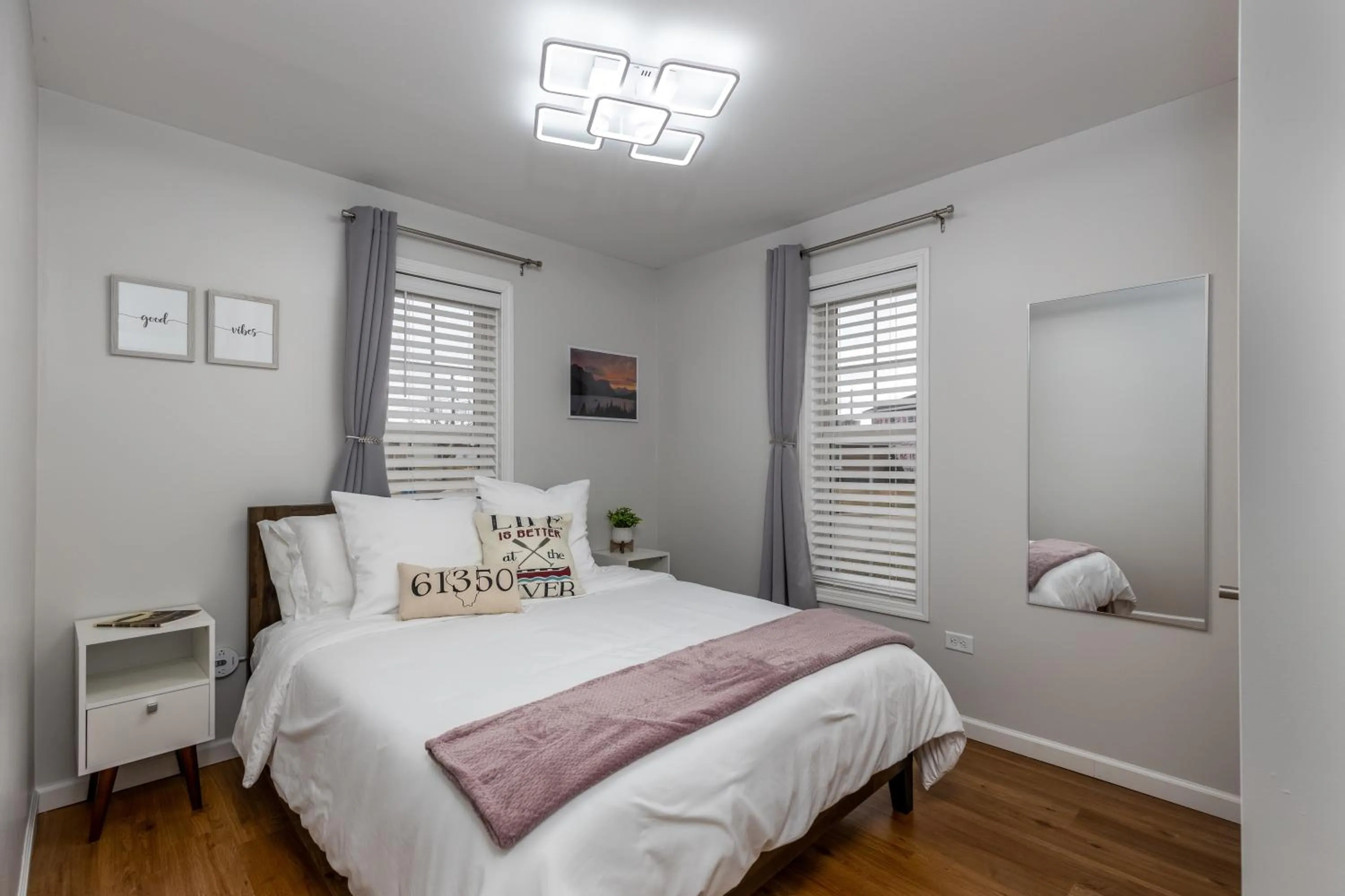 Bed in Starved Rock & Ottawa Retreat Amazing Getaway Home