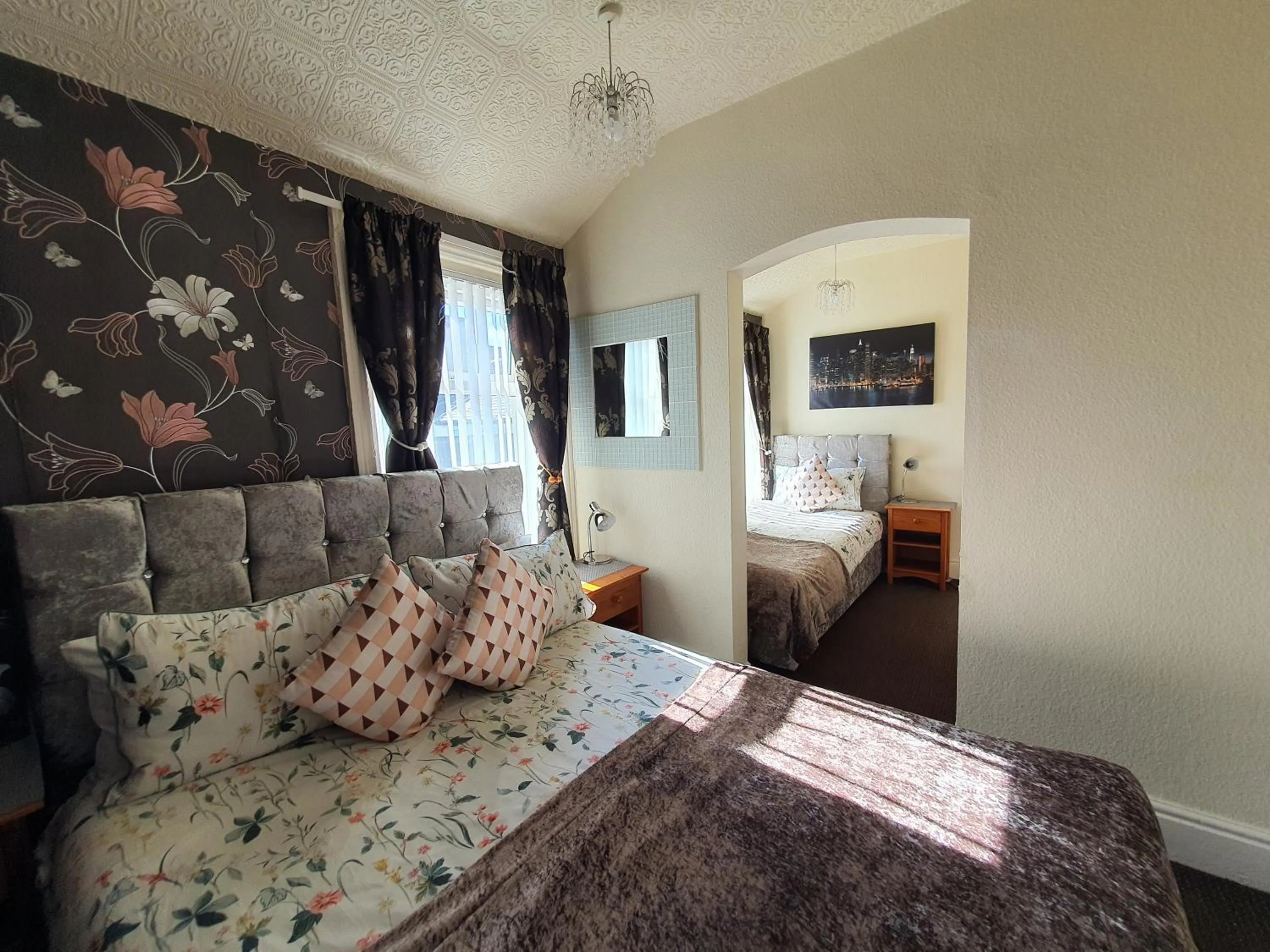 Bedroom, Bed in Windsor House Hotel