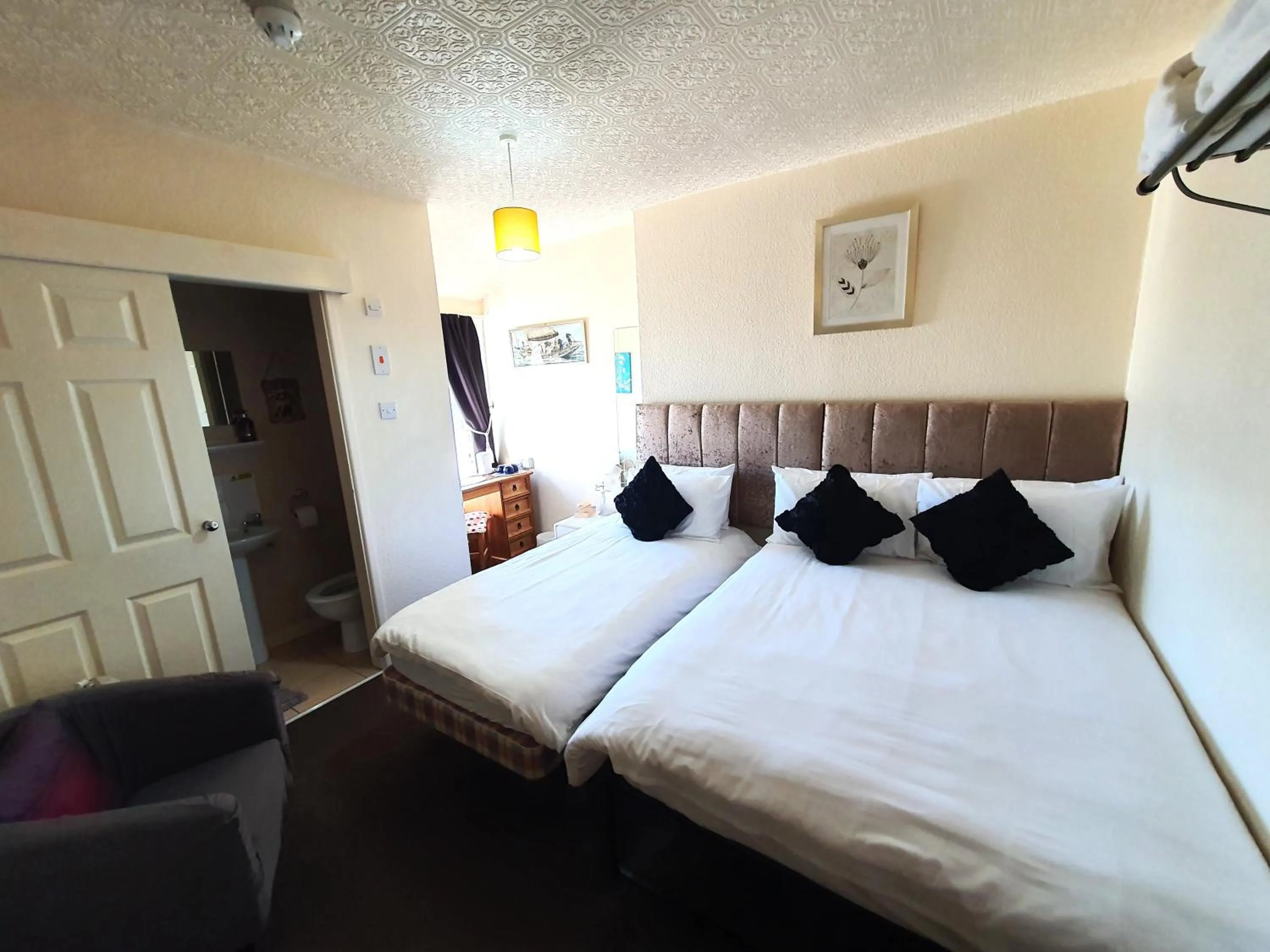 Bedroom, Bed in Windsor House Hotel