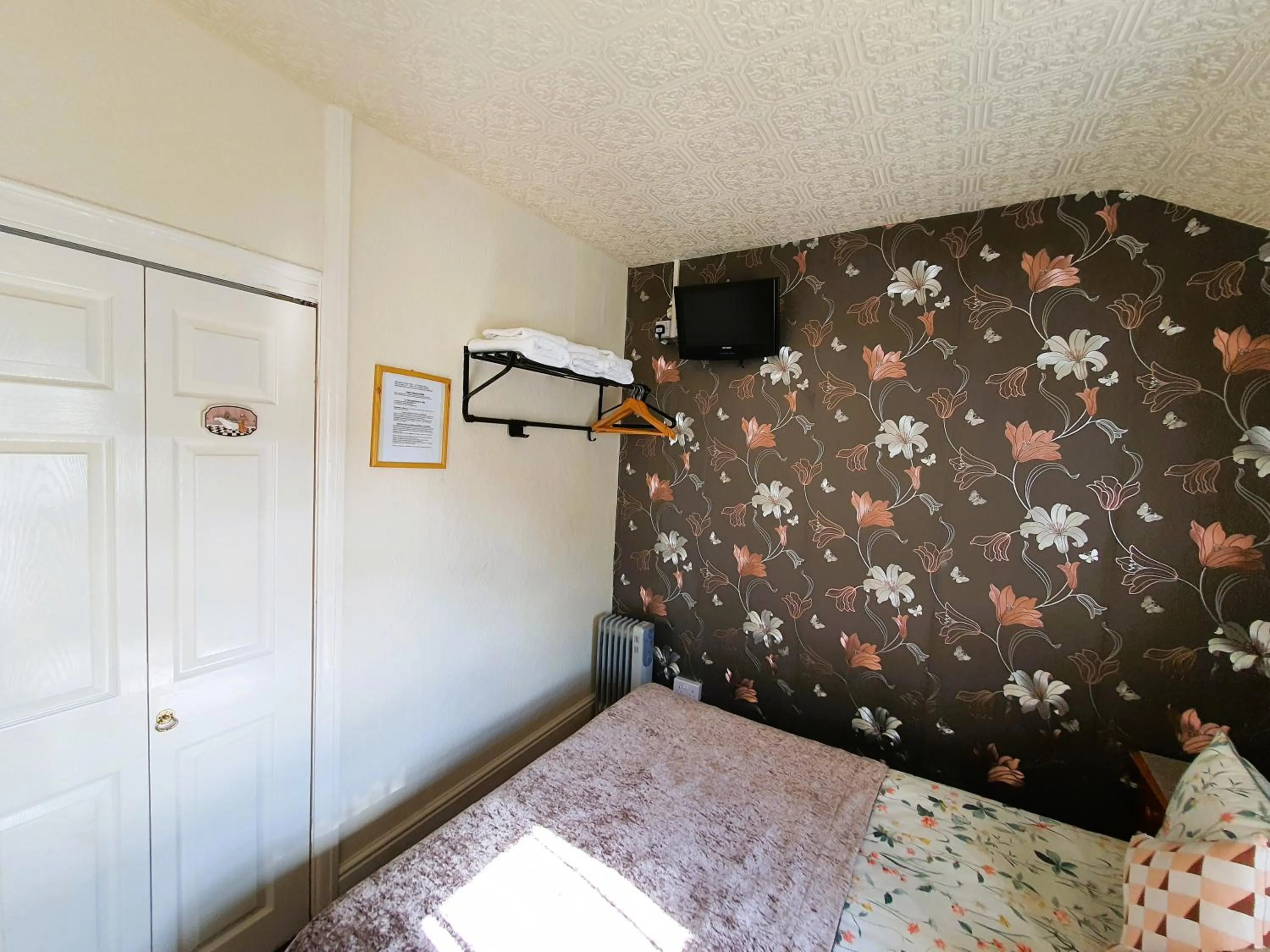 Bedroom, Bed in Windsor House Hotel