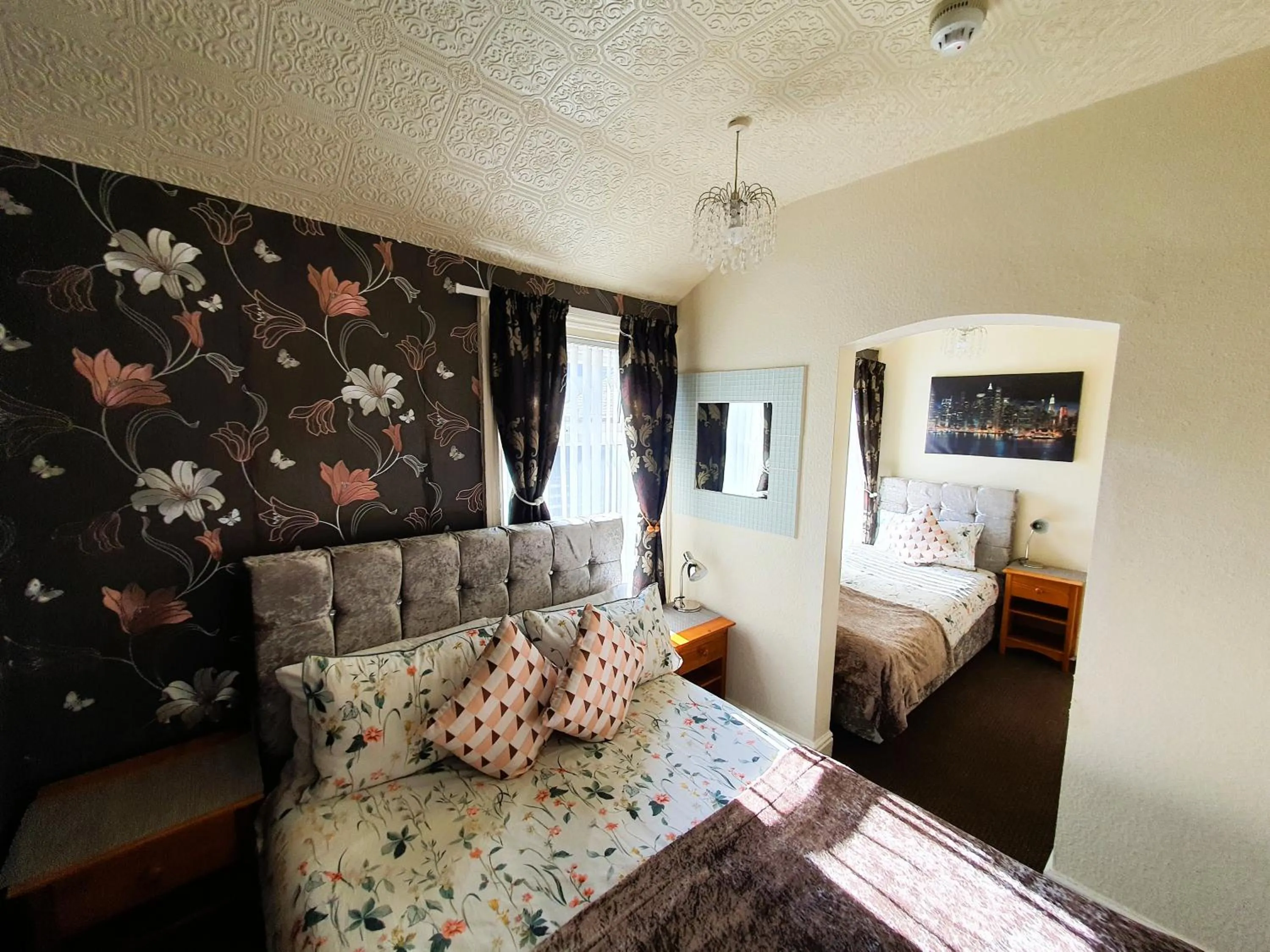 Bedroom, Bed in Windsor House Hotel