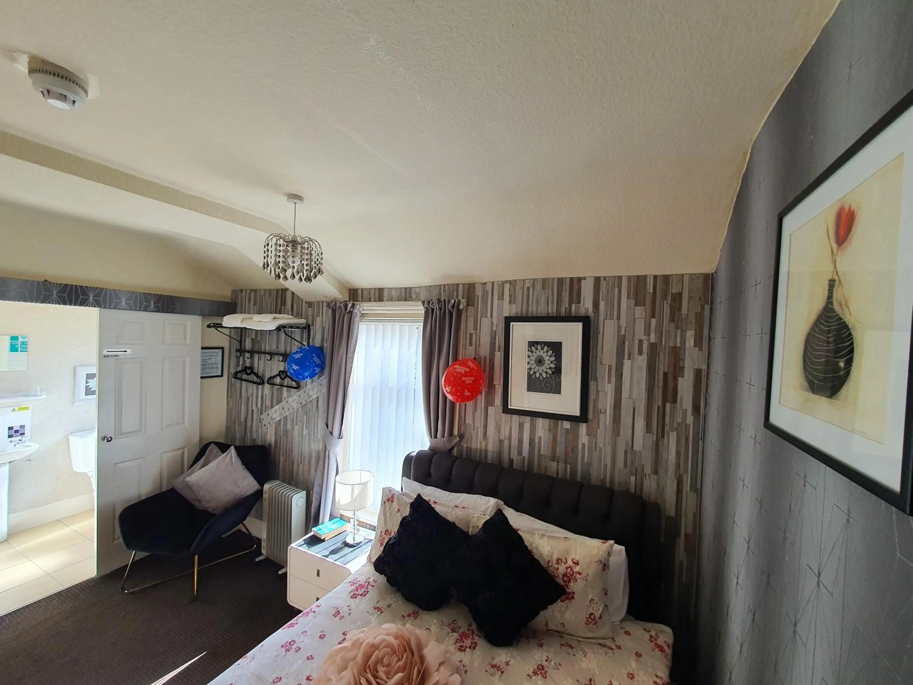 Bedroom, Bed in Windsor House Hotel