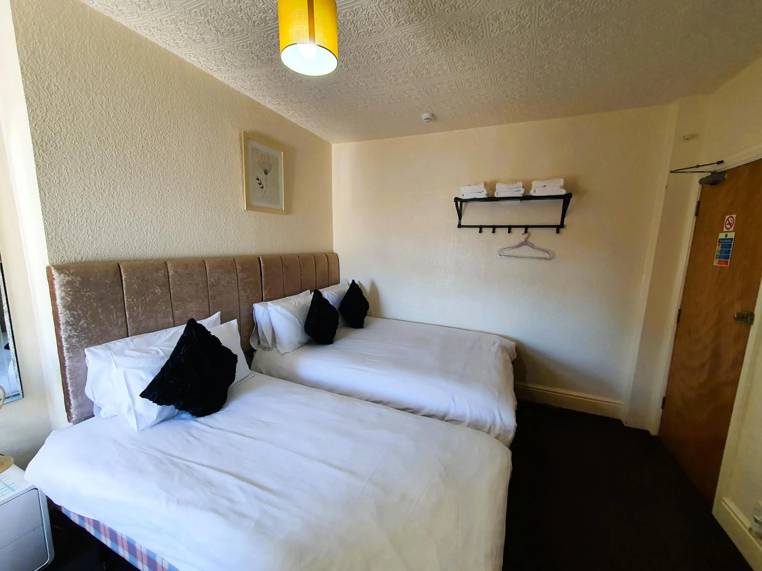 Bedroom, Bed in Windsor House Hotel