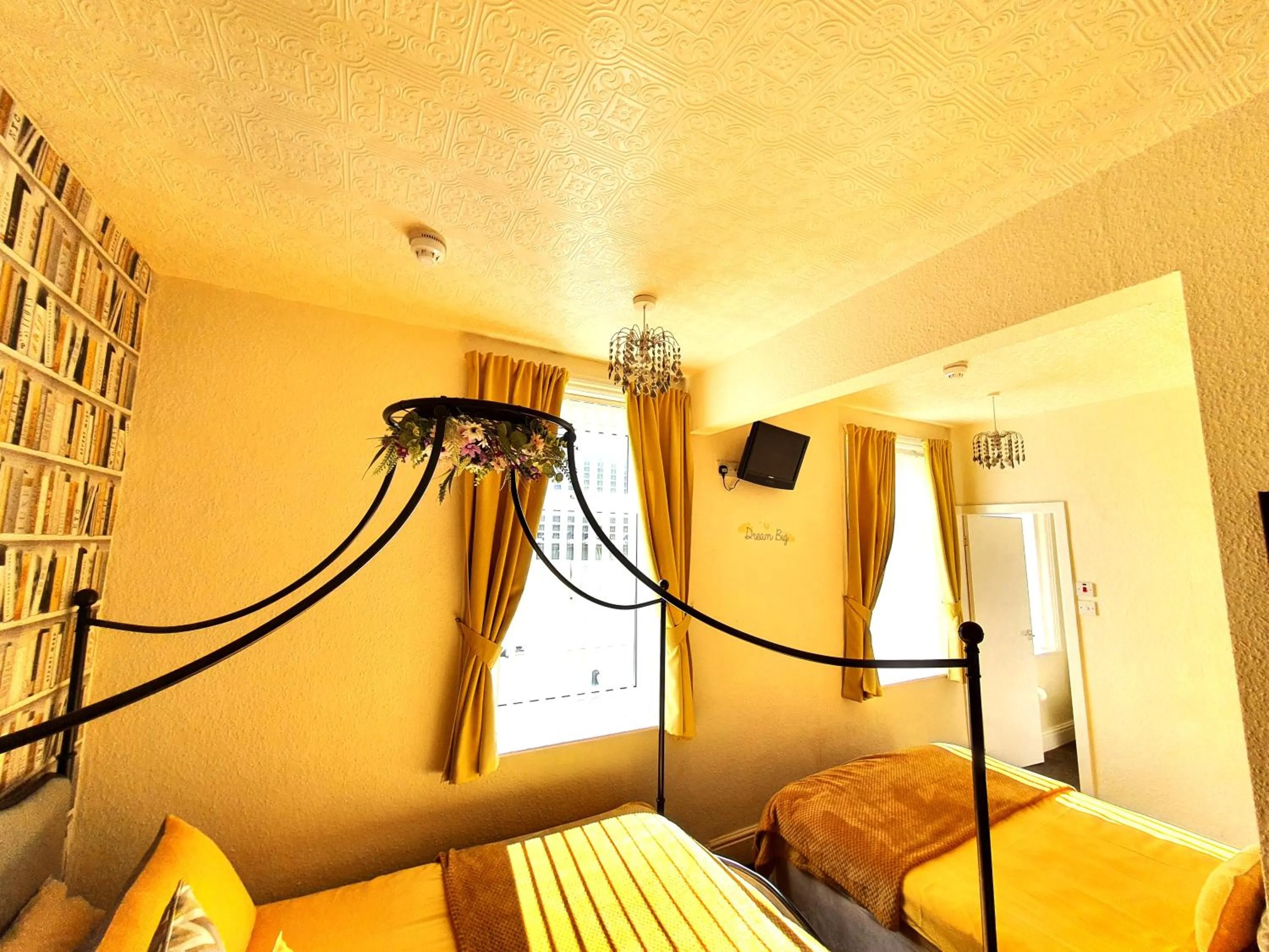 Bedroom, Bed in Windsor House Hotel