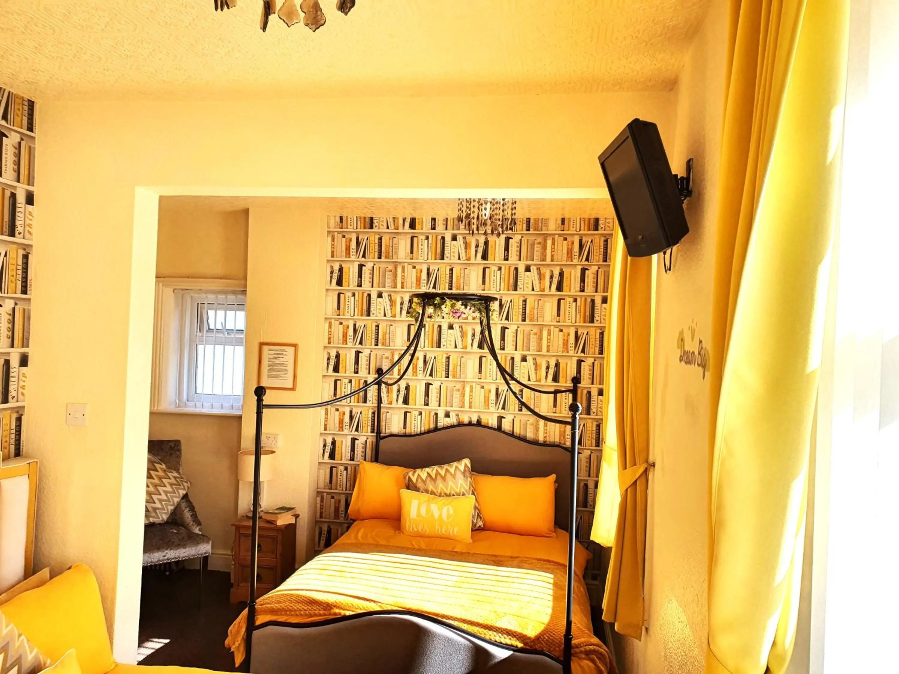 Bedroom, Bed in Windsor House Hotel