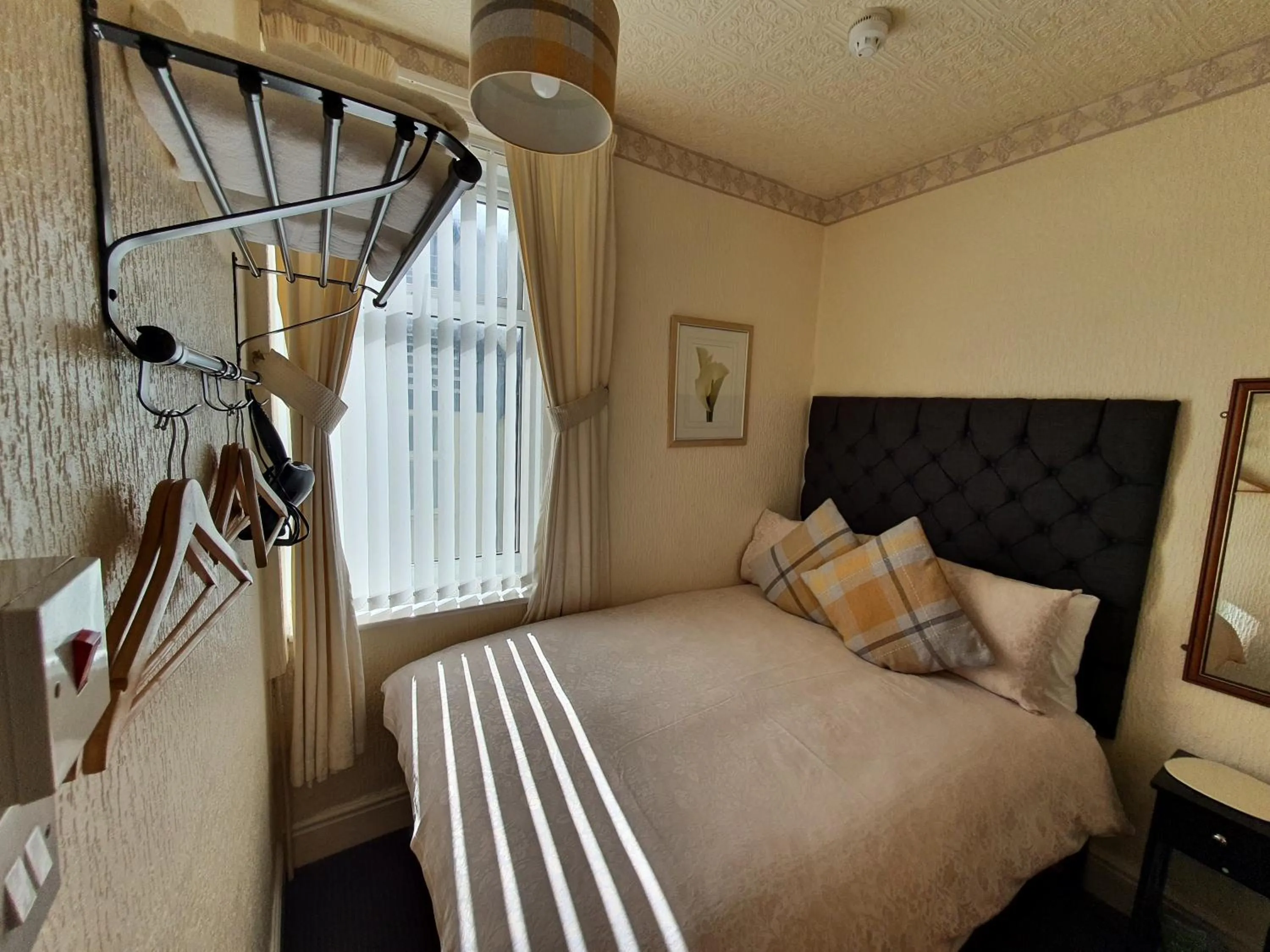 Bedroom, Bed in Windsor House Hotel