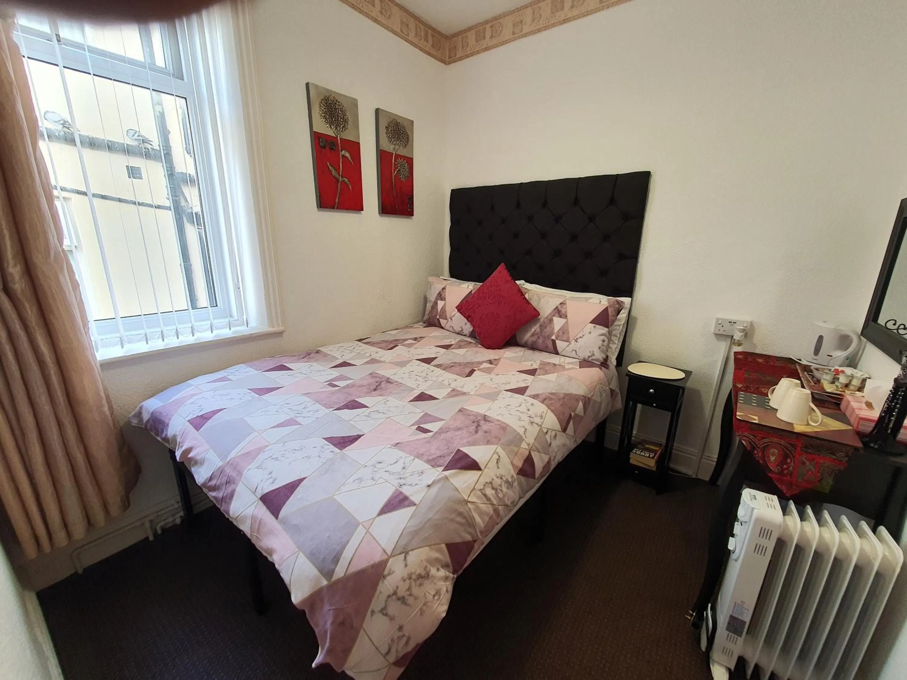 Bedroom, Bed in Windsor House Hotel