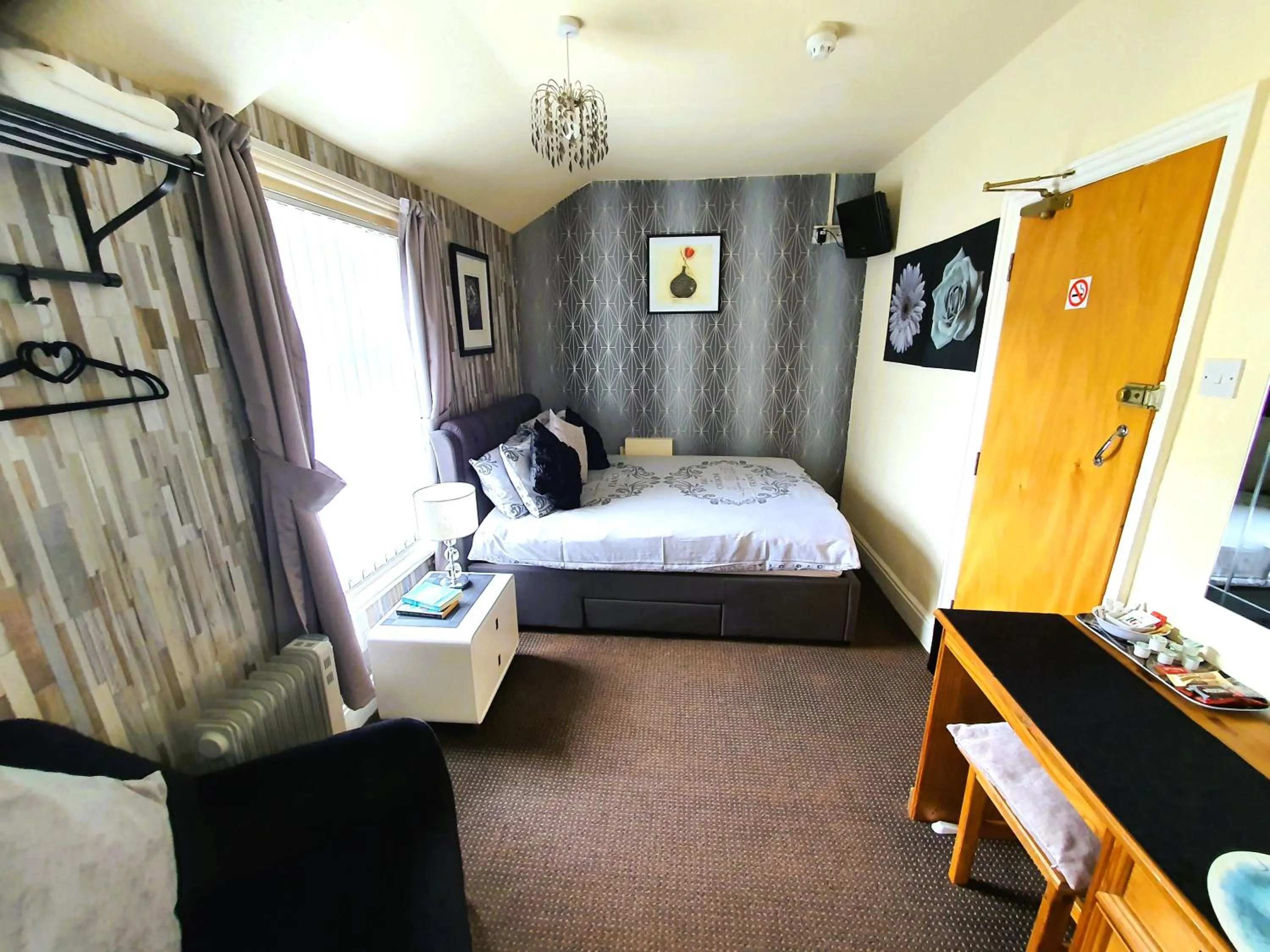 Bedroom, Bed in Windsor House Hotel