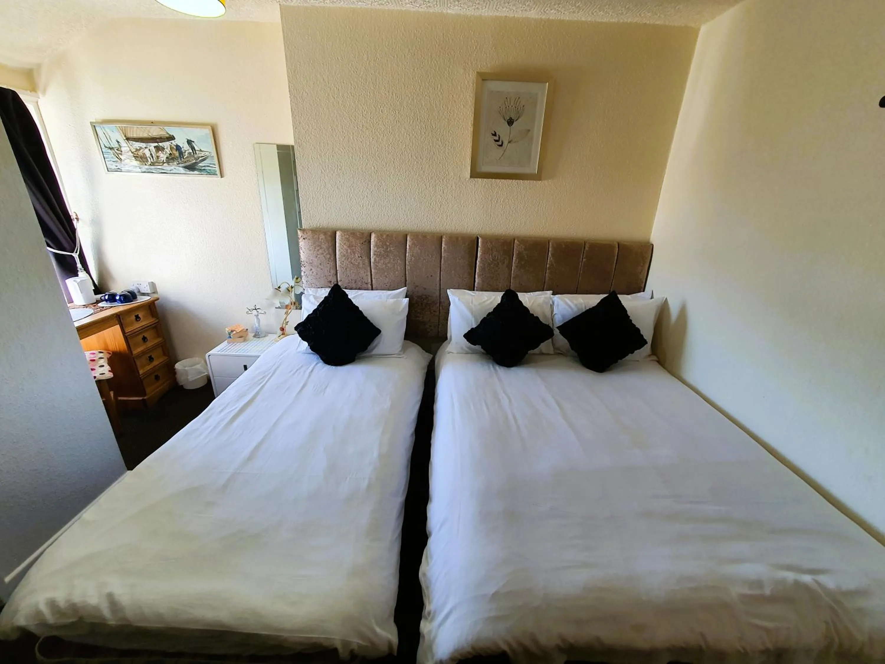 Bedroom, Bed in Windsor House Hotel