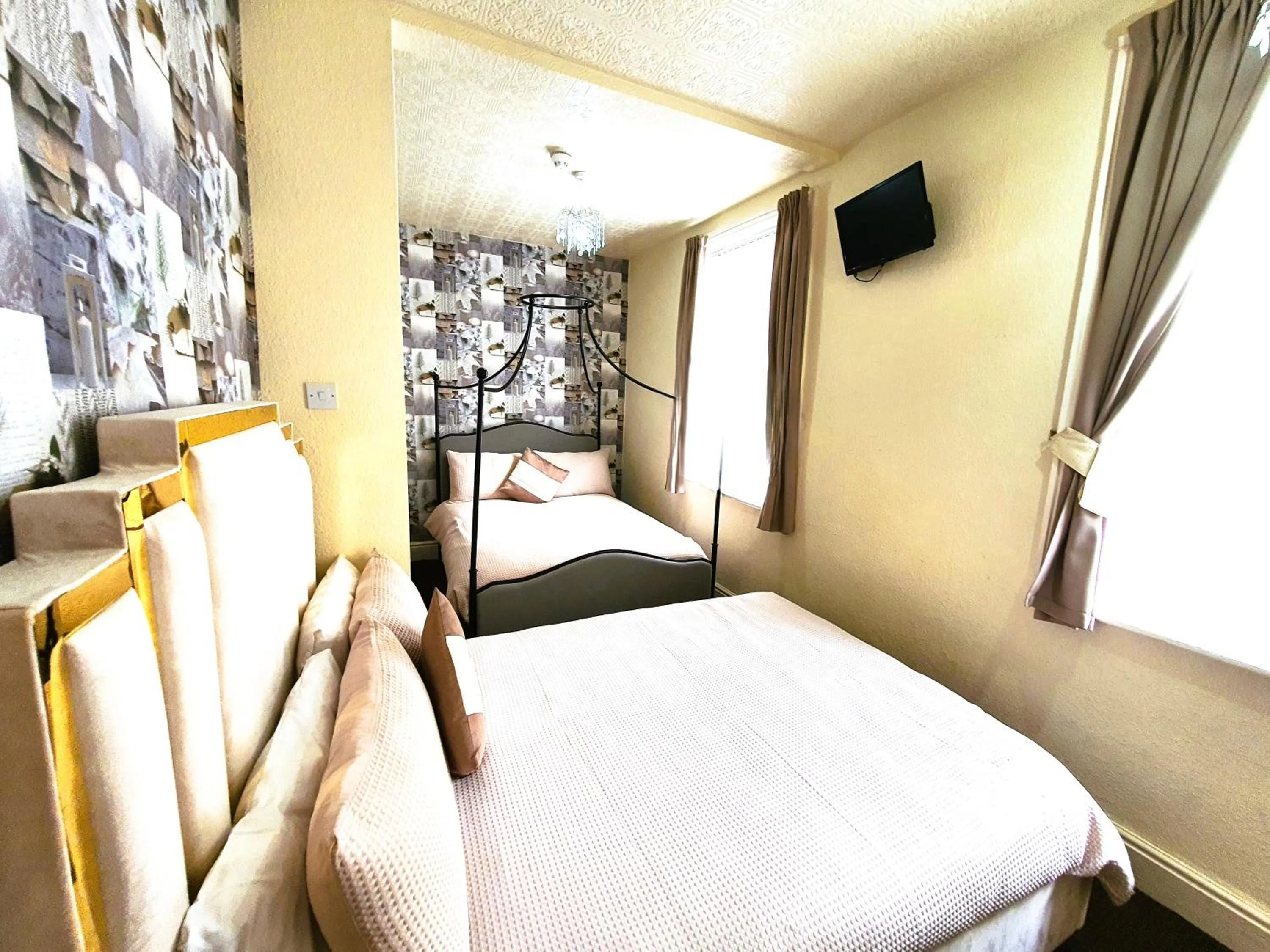 Bedroom, Bed in Windsor House Hotel