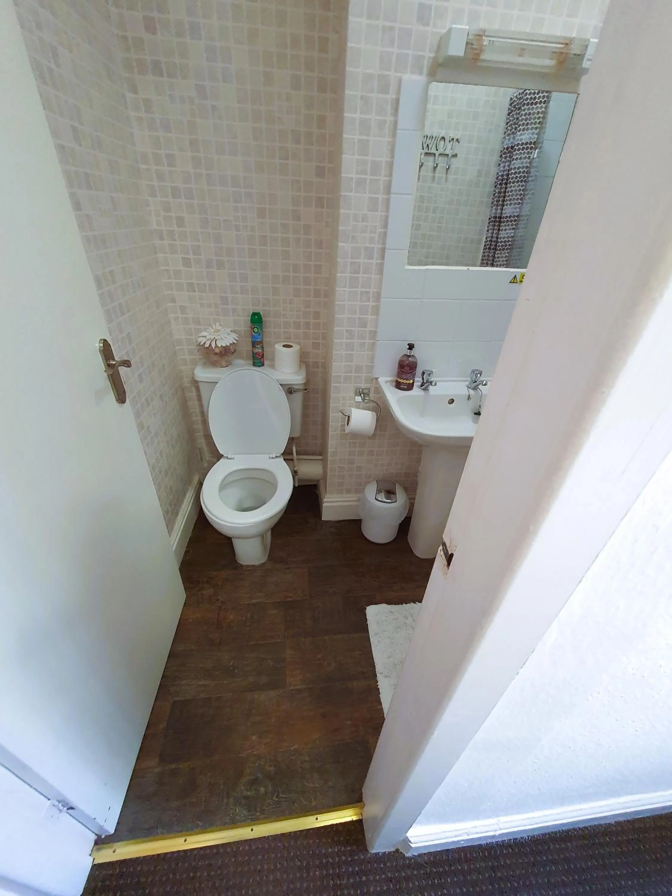 Toilet in Windsor House Hotel