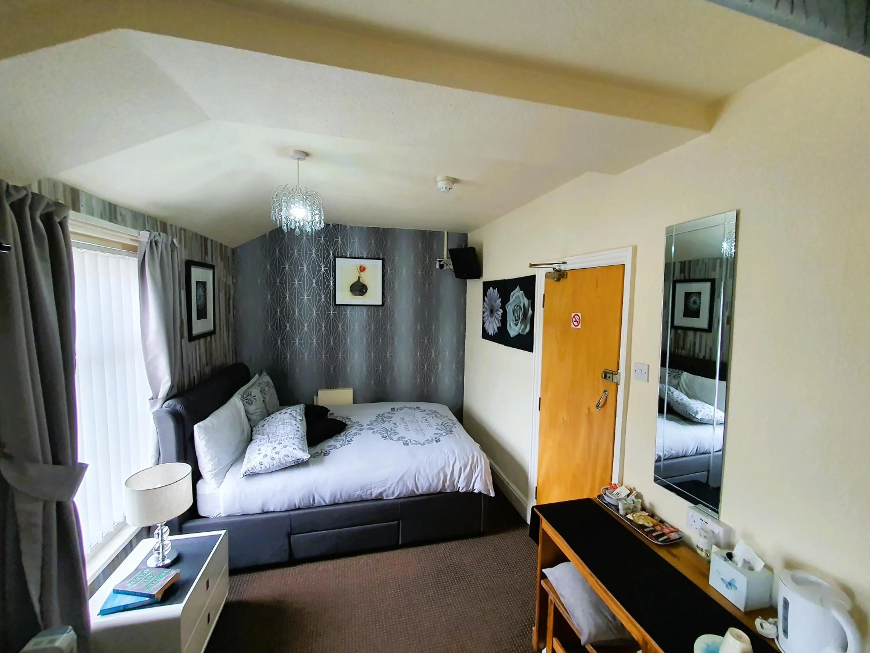 Bedroom, Bed in Windsor House Hotel