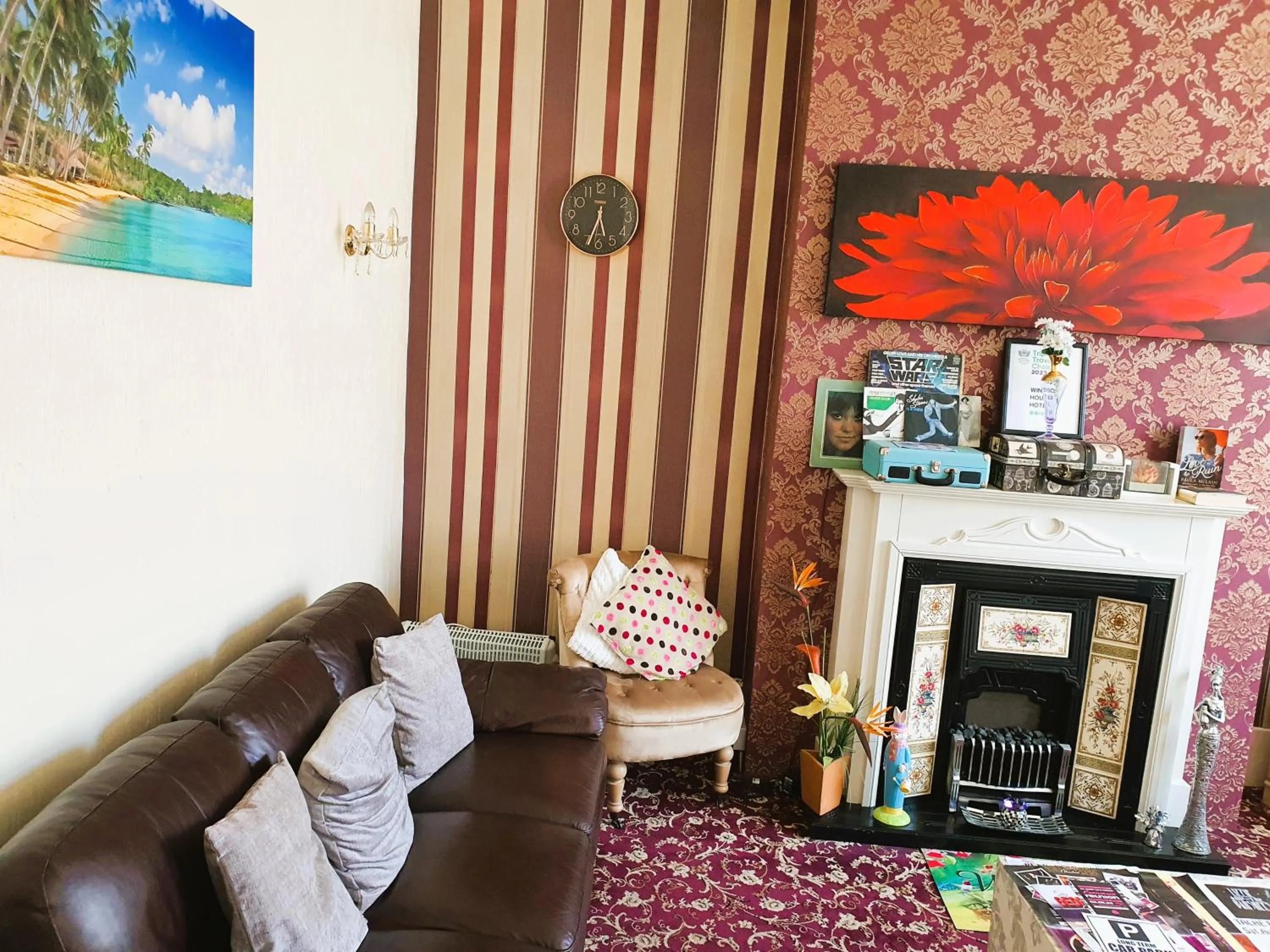 Communal lounge/ TV room in Windsor House Hotel