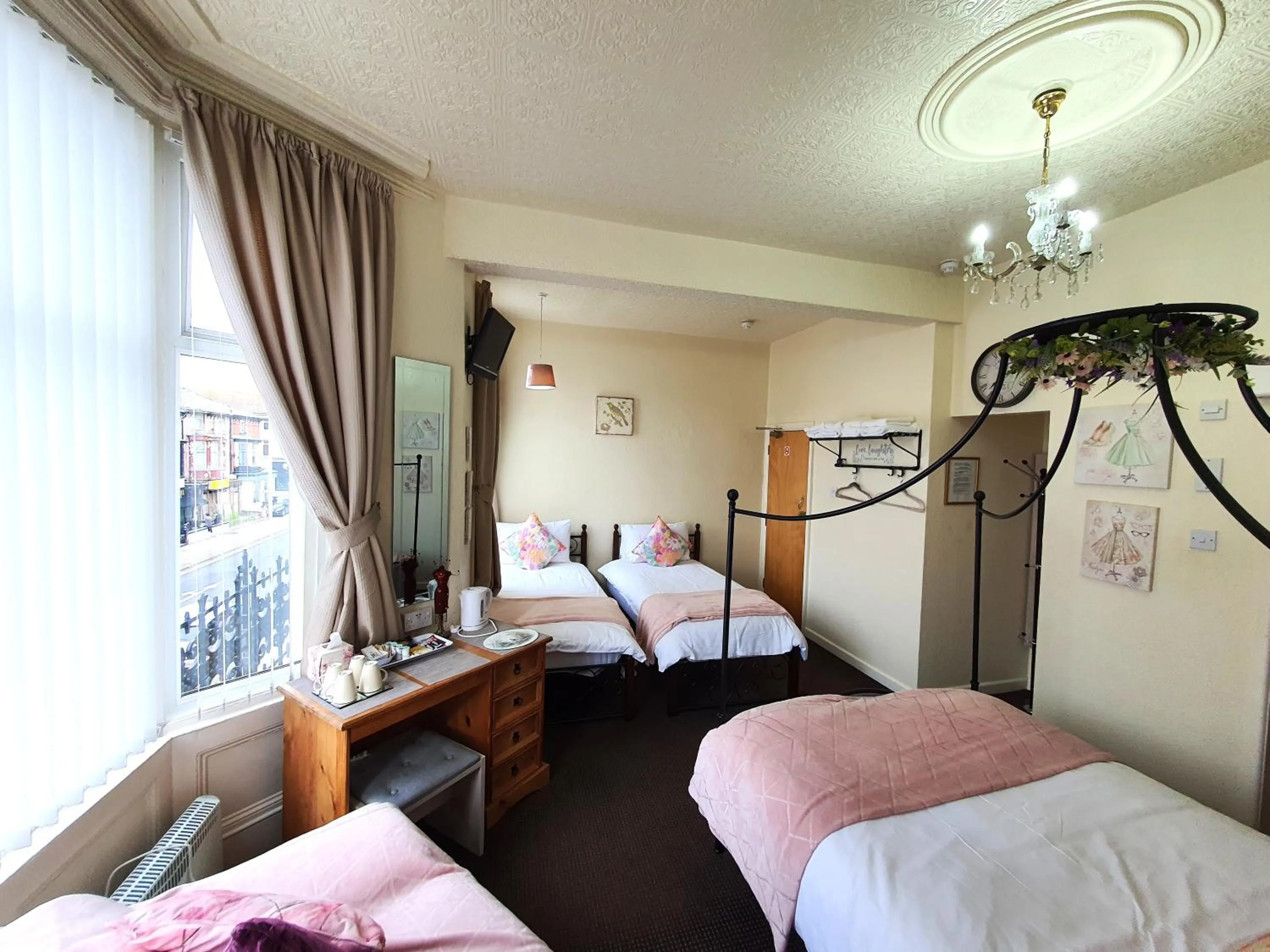 Bedroom, Bed in Windsor House Hotel