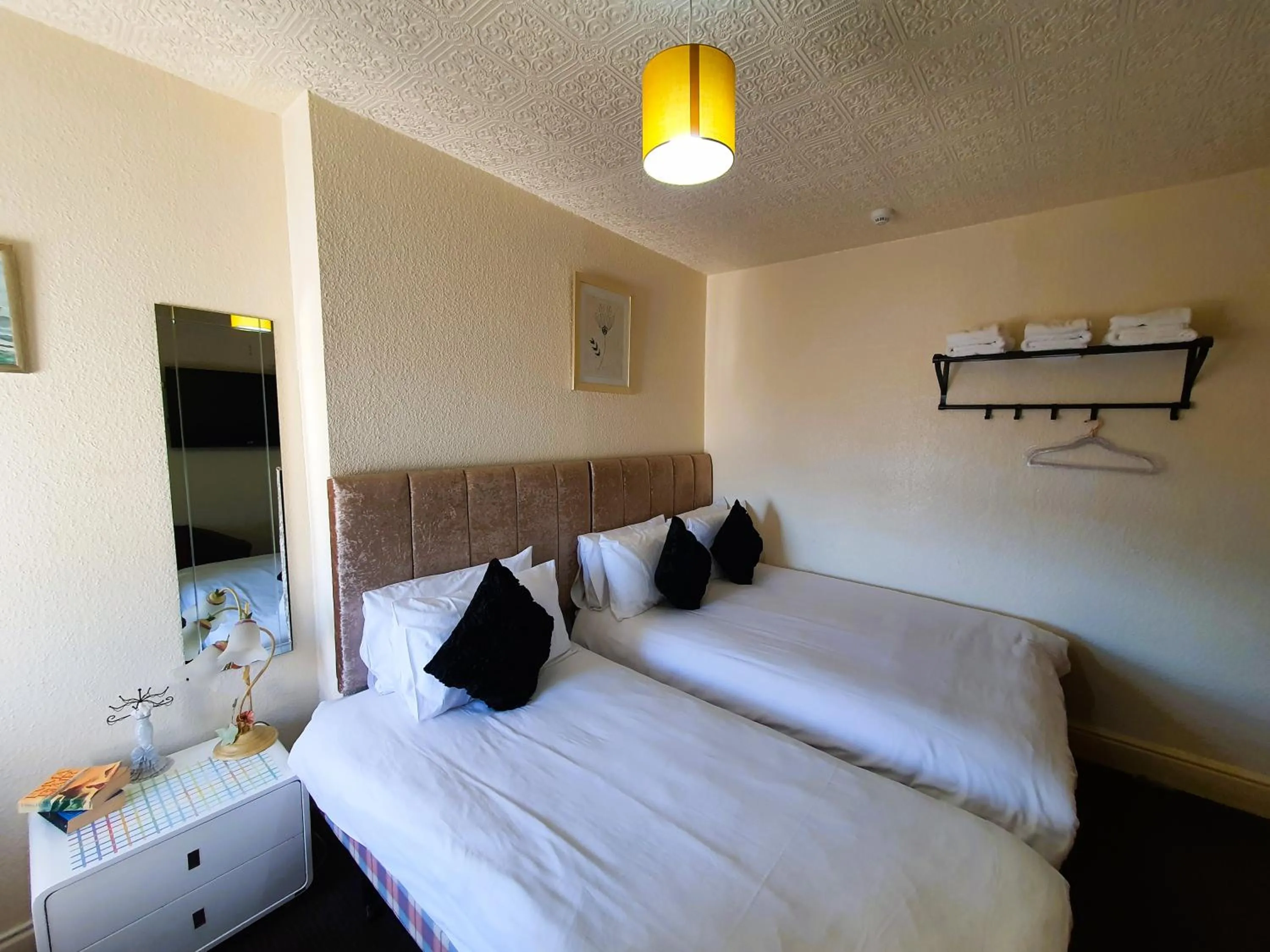 Bedroom, Bed in Windsor House Hotel