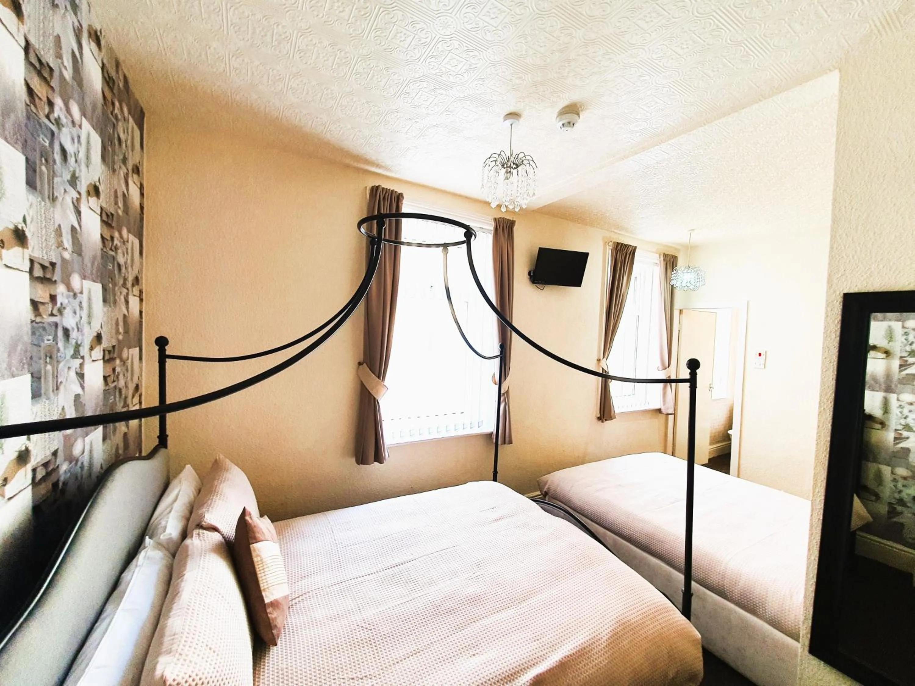 Bedroom, Bed in Windsor House Hotel