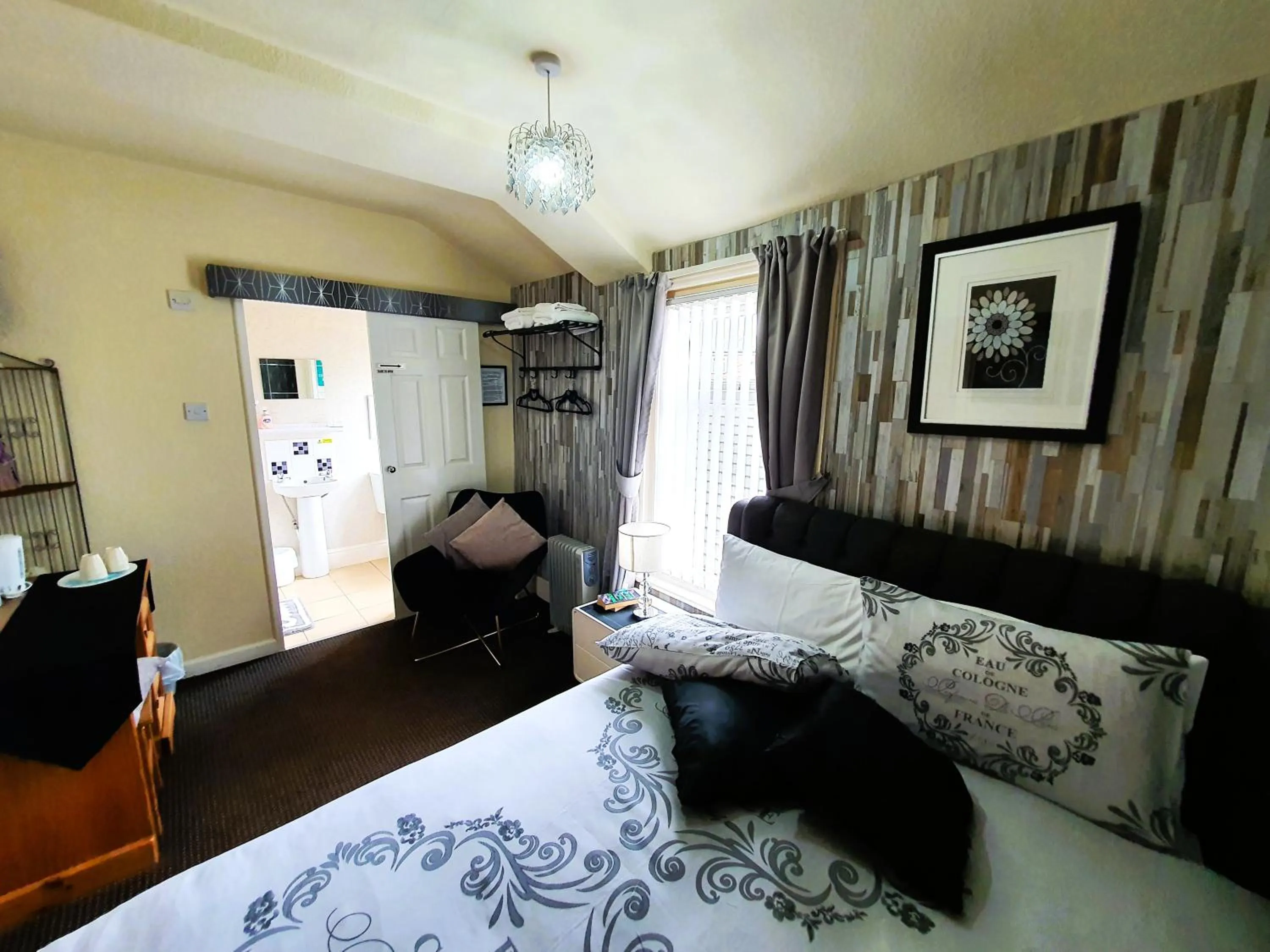 Bedroom, Bed in Windsor House Hotel