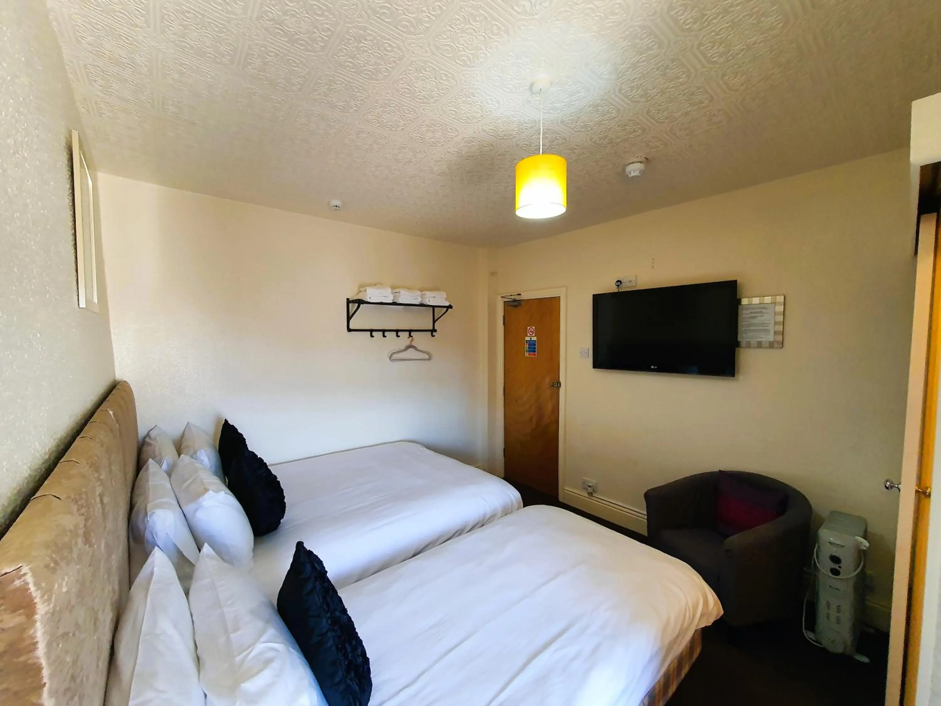 Bedroom, Bed in Windsor House Hotel