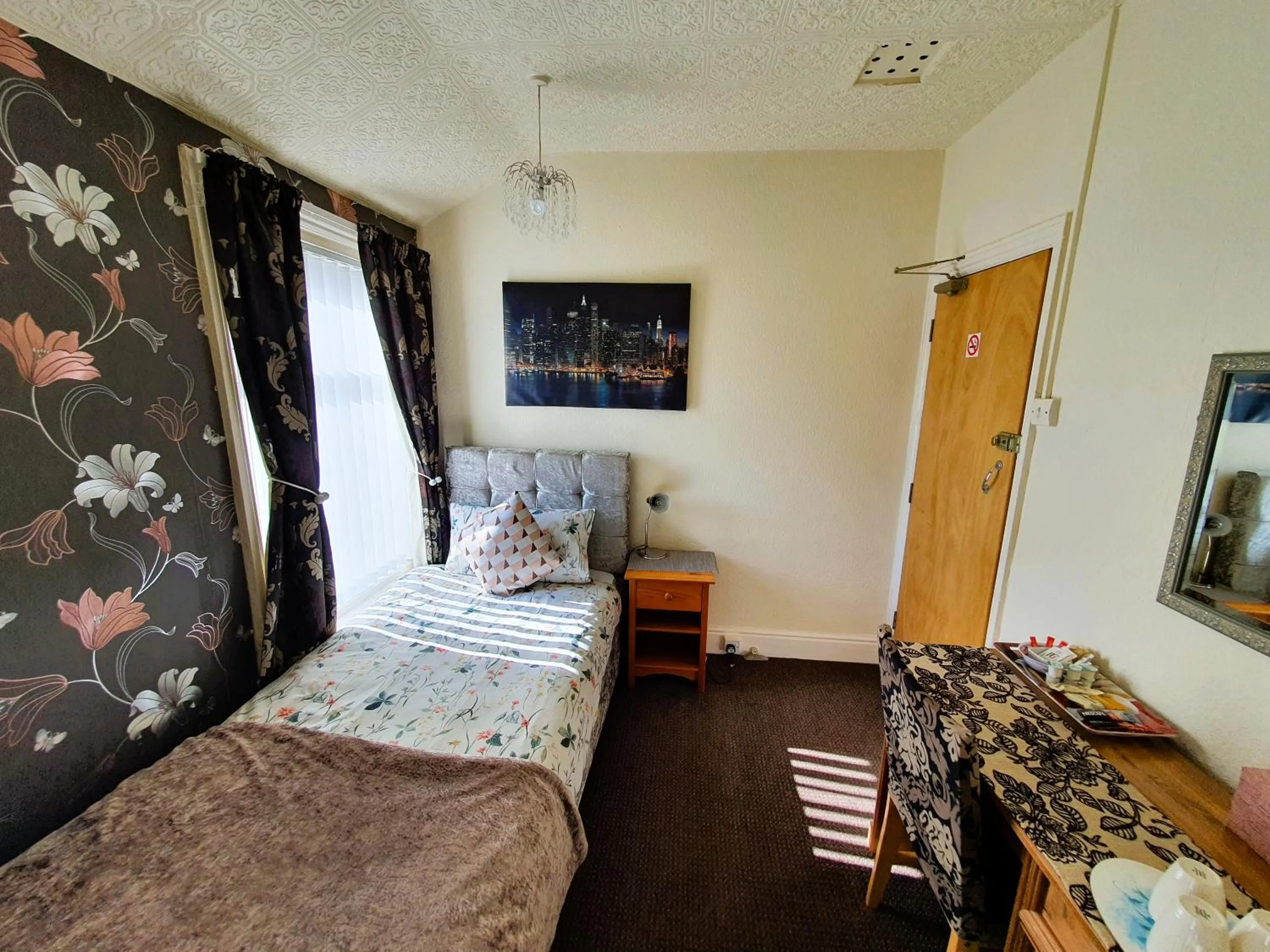 Bedroom, Bed in Windsor House Hotel