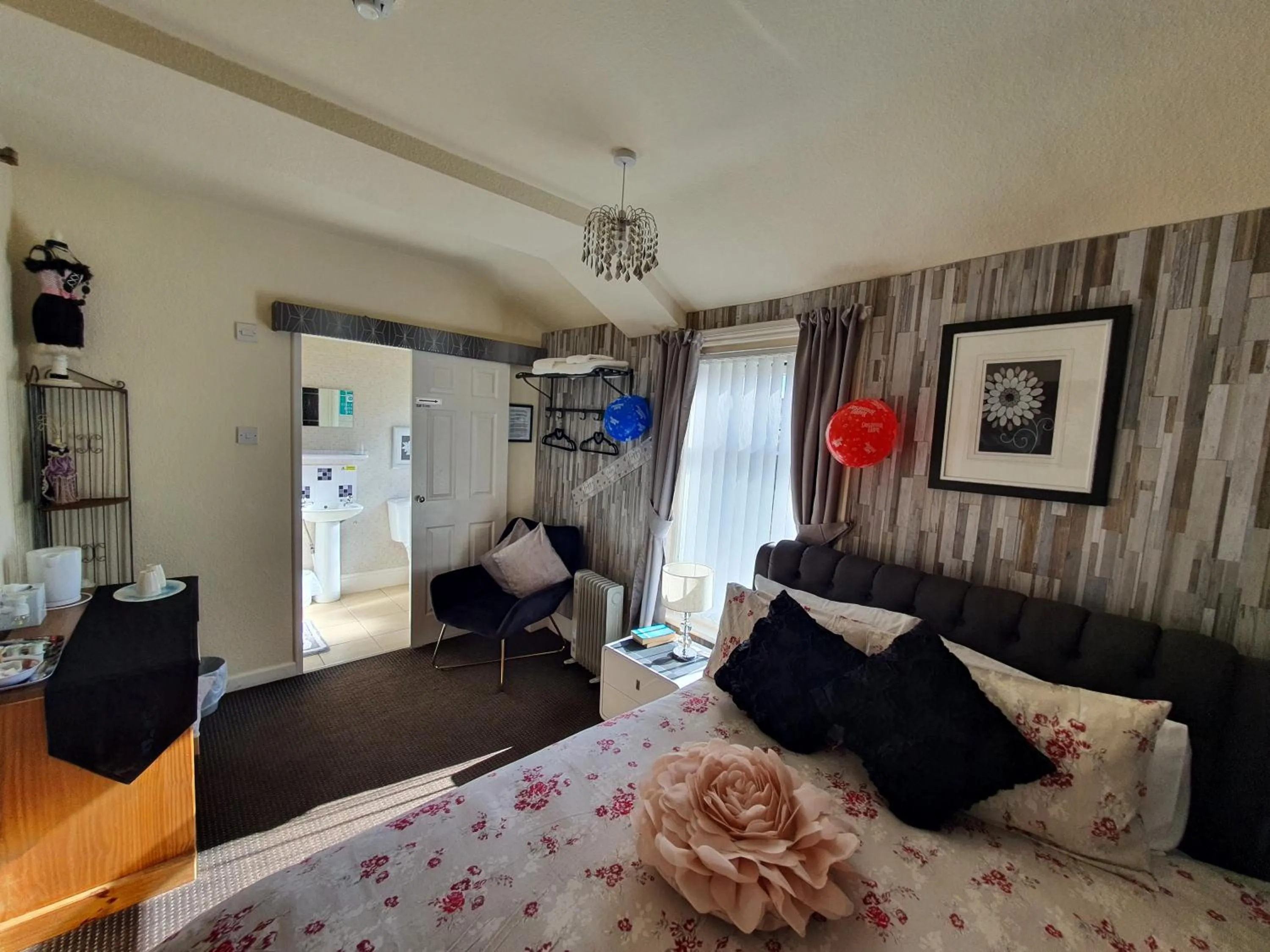 Bedroom, Bed in Windsor House Hotel