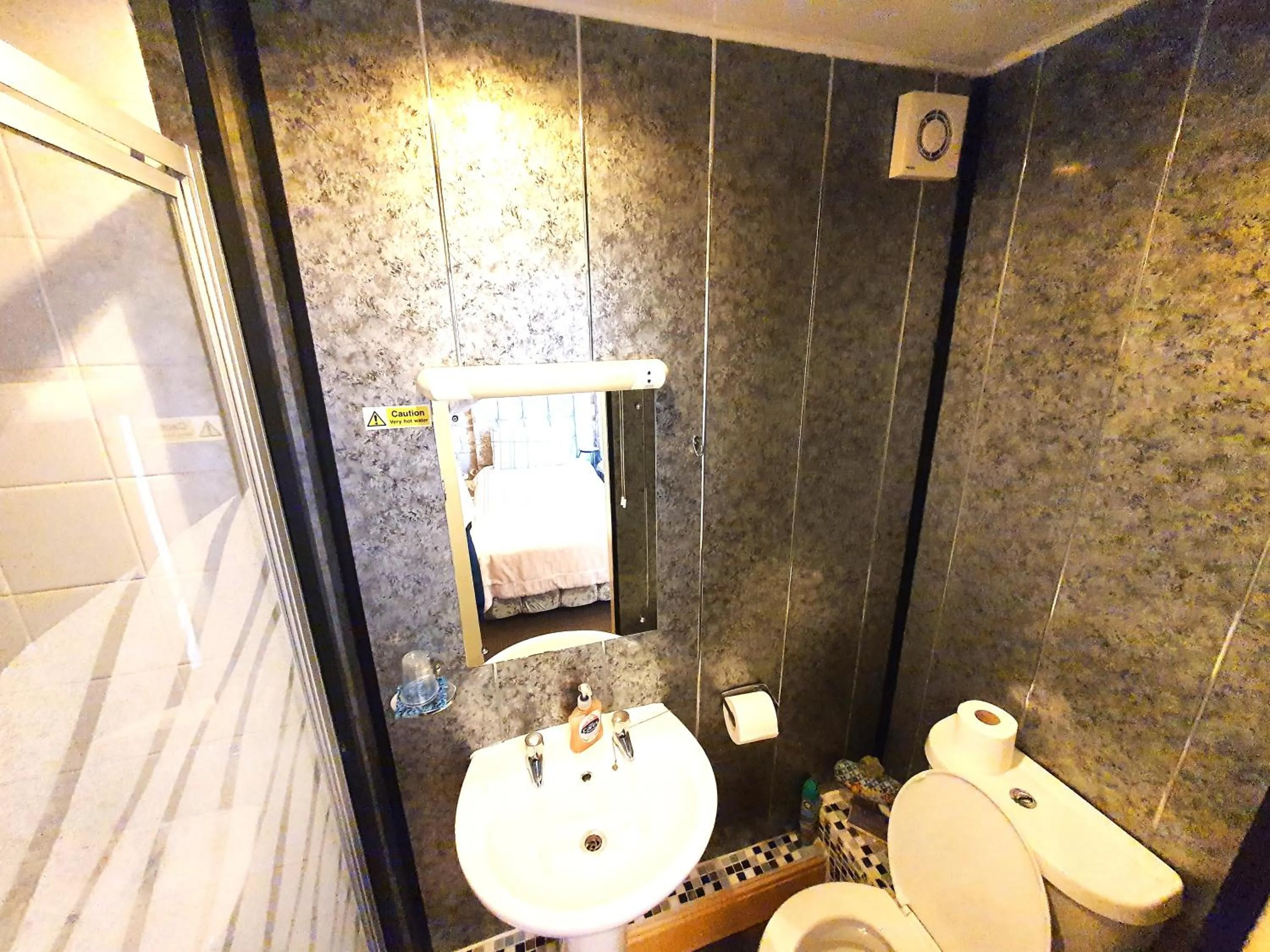 Toilet in Windsor House Hotel