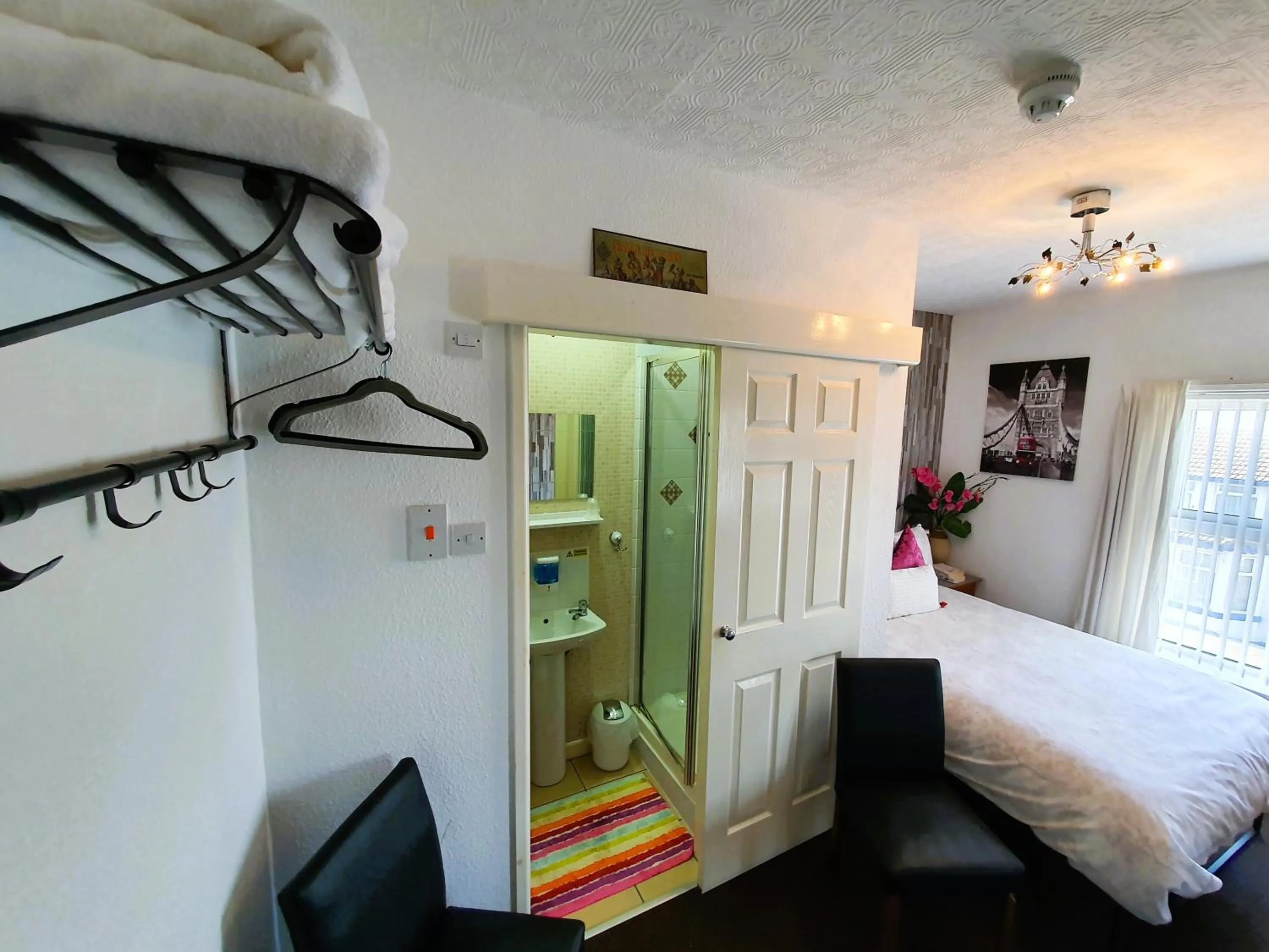 Shower, Bed in Windsor House Hotel